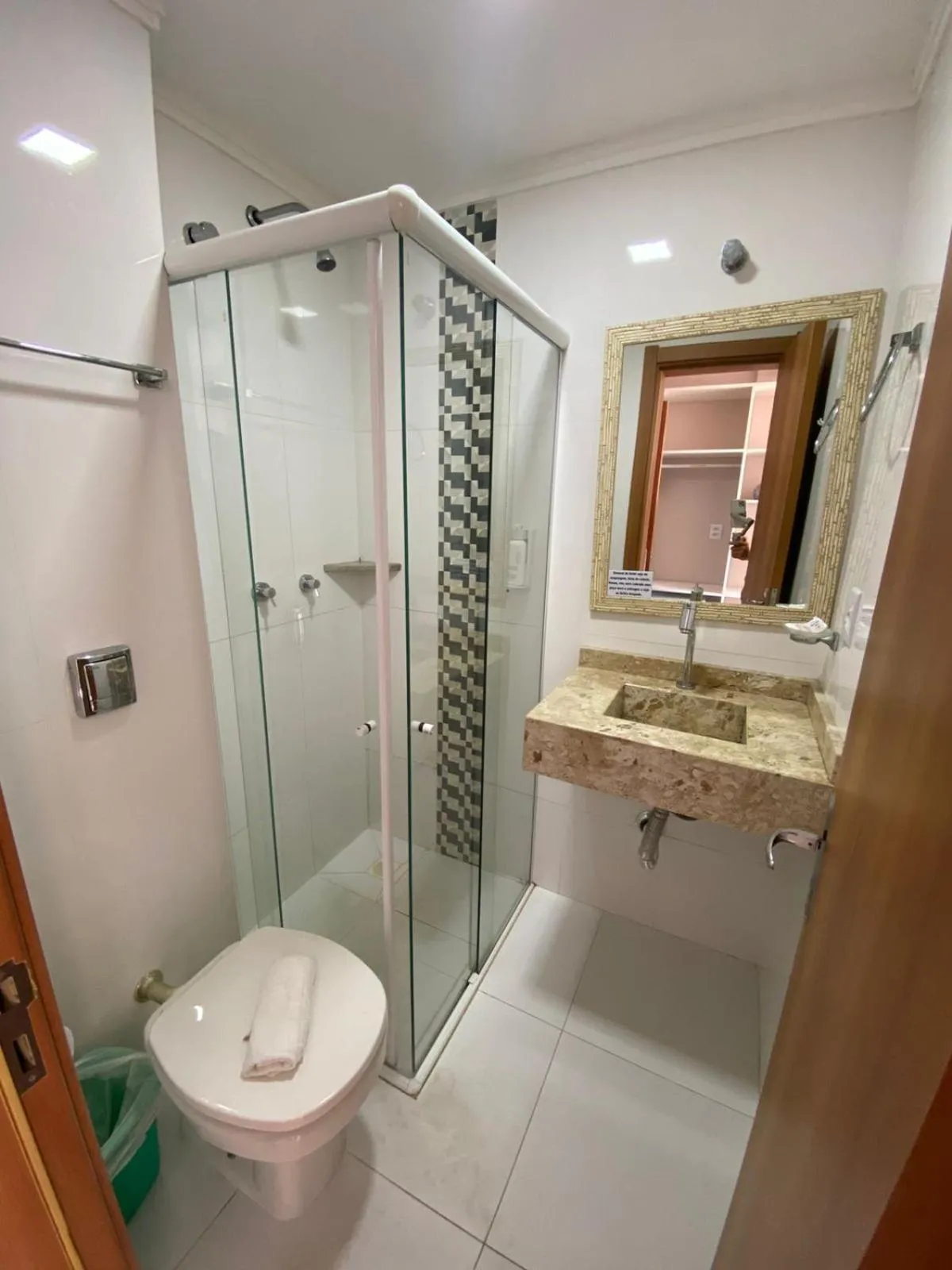 Shower in Hotel Jardim do Mar