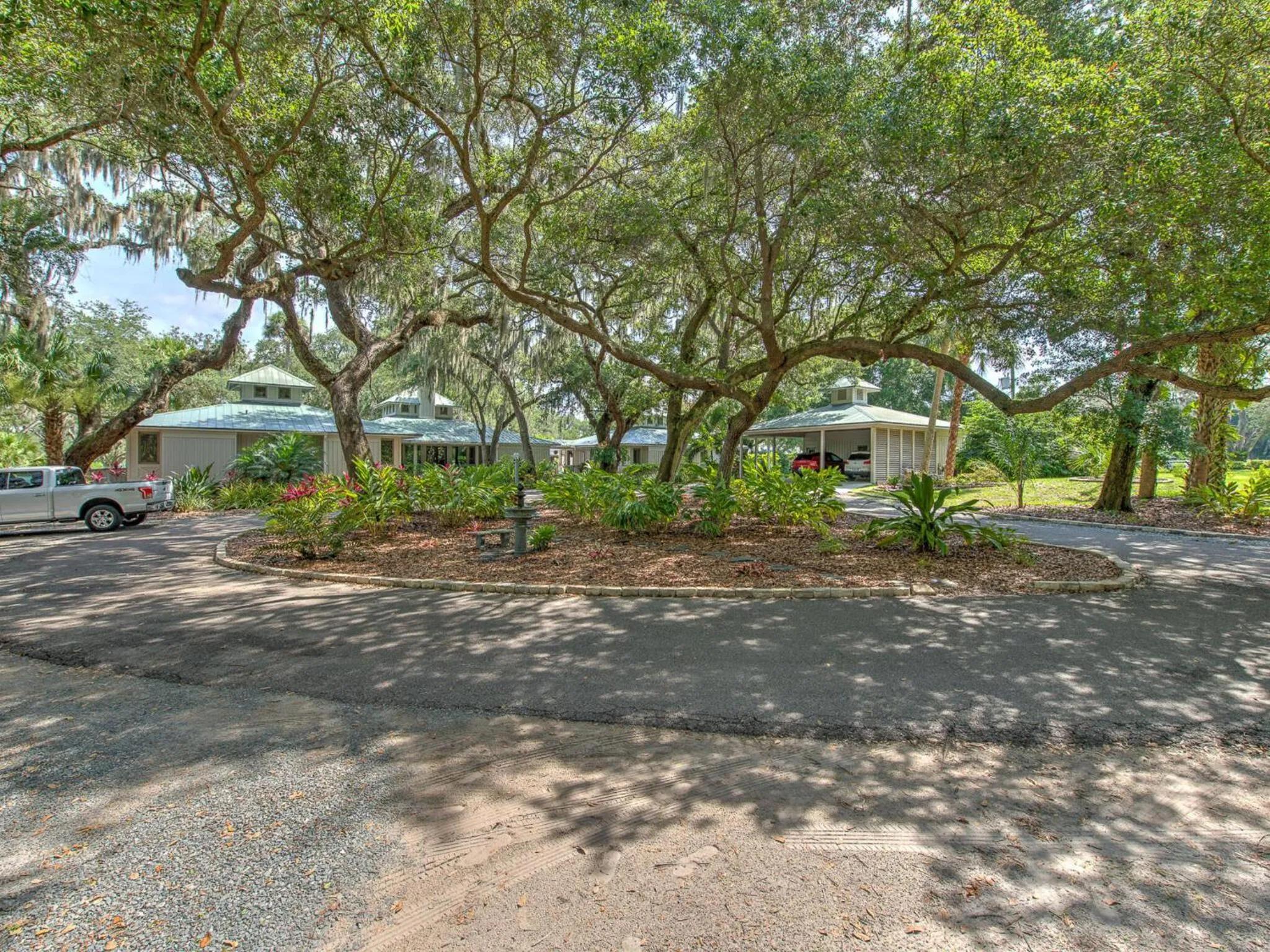 Property building in Riverbend Retreat Fla