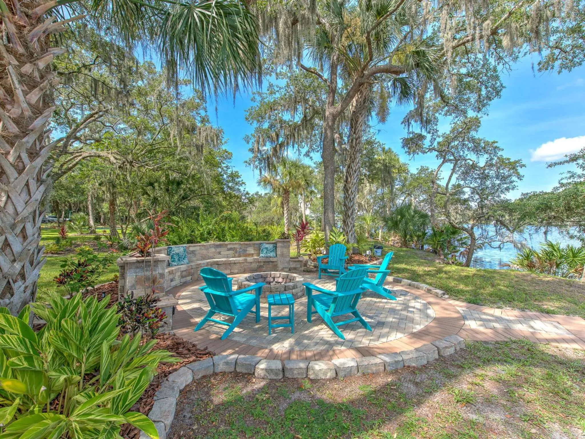 Garden view in Riverbend Retreat Fla
