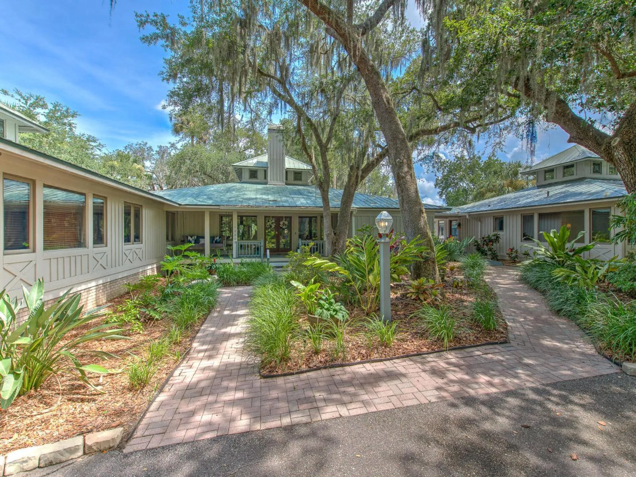 Property building in Riverbend Retreat Fla