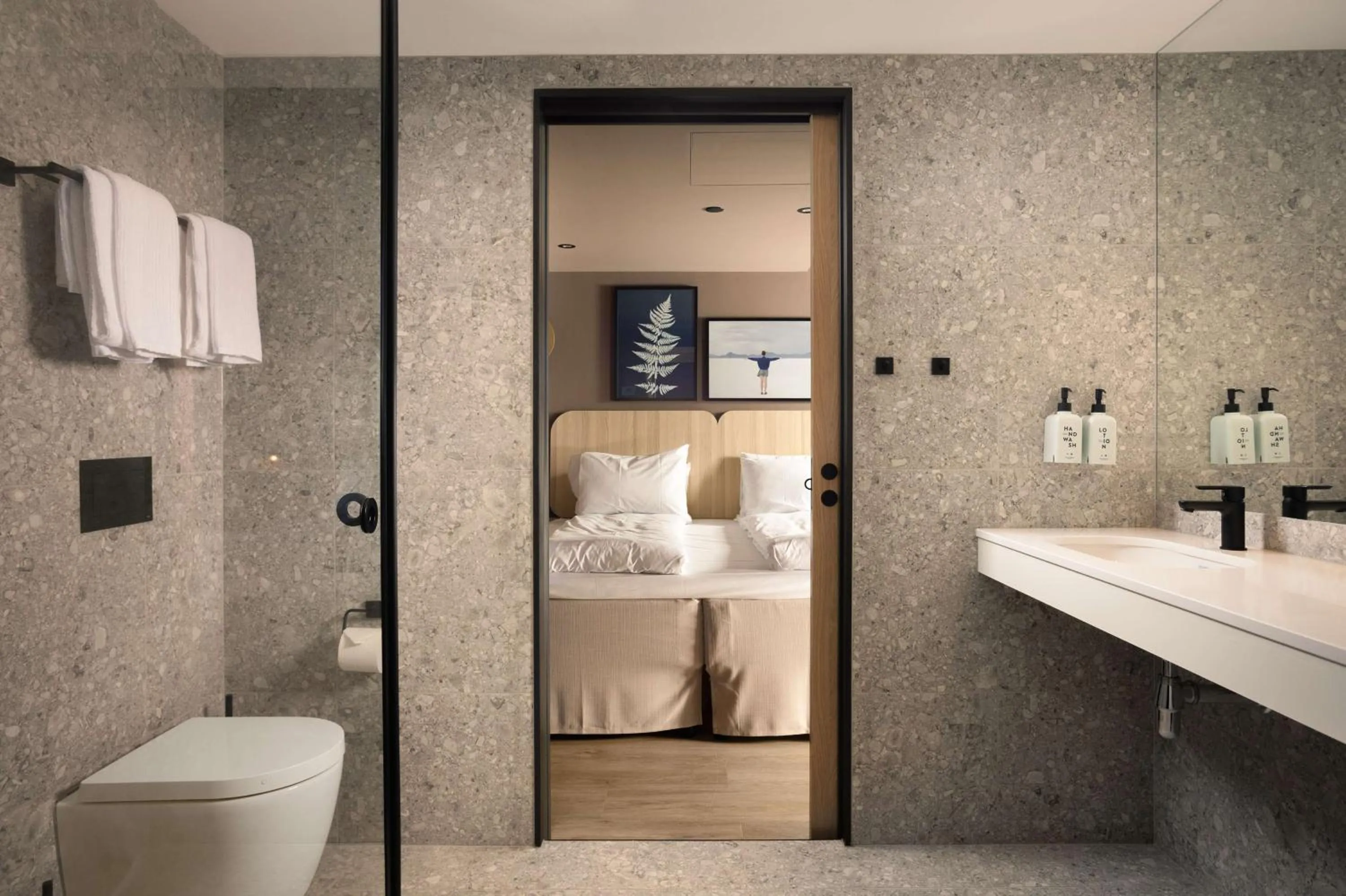 Bathroom, Bed in Scandic Victoria Oslo