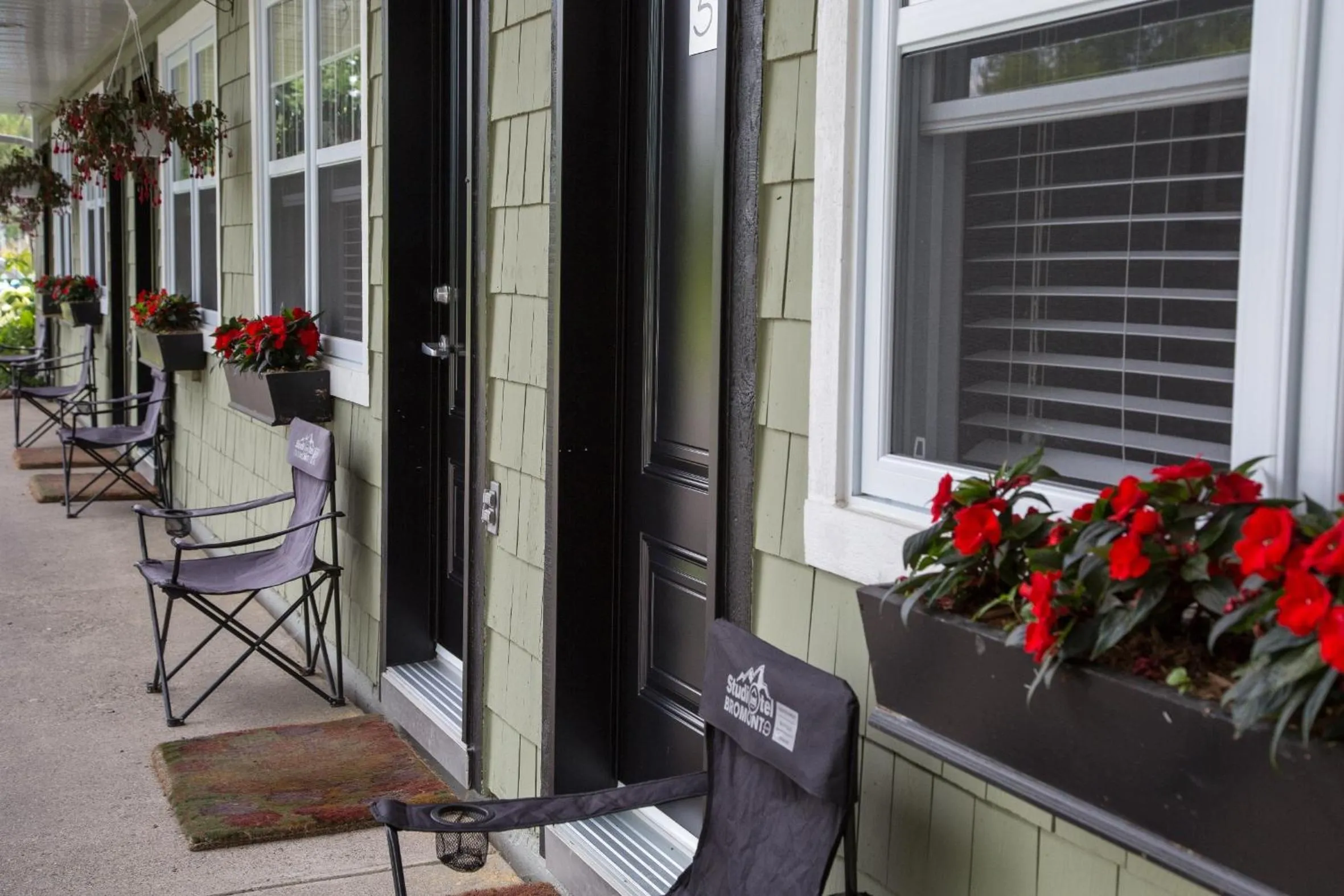 Facade/entrance in Studiotel Bromont