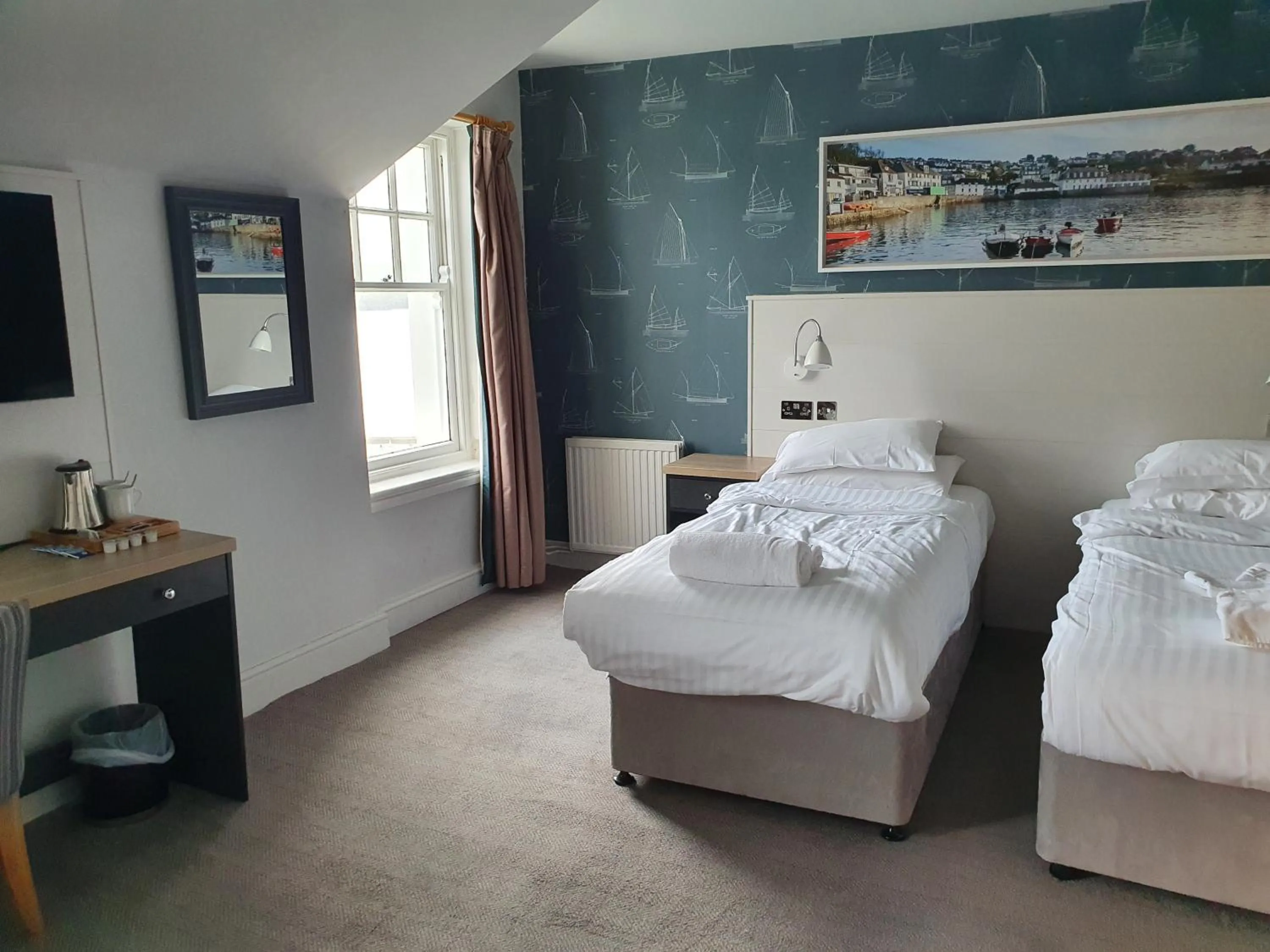 Bed in Ship and Castle Hotel