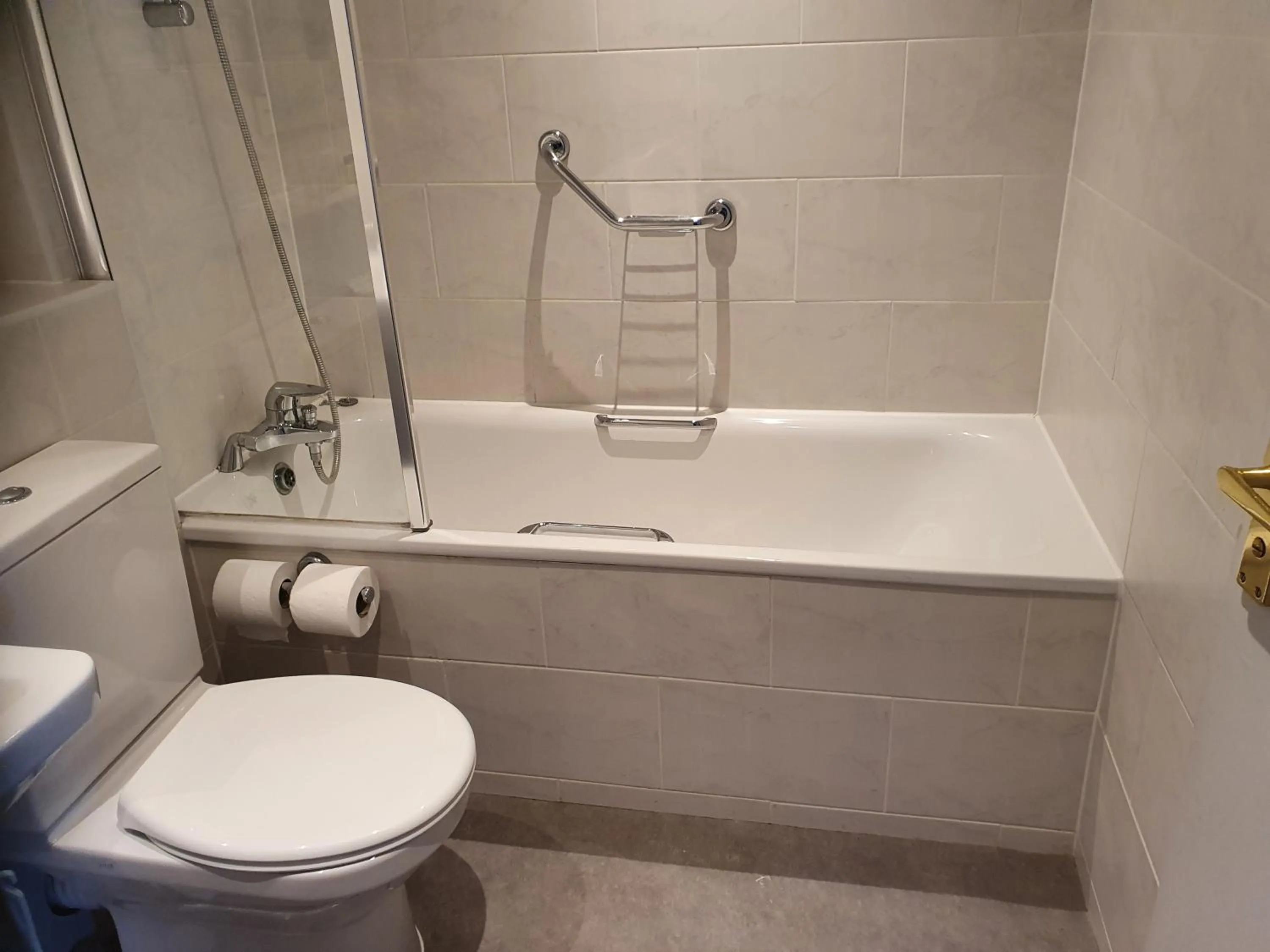 Bed in Ship and Castle Hotel