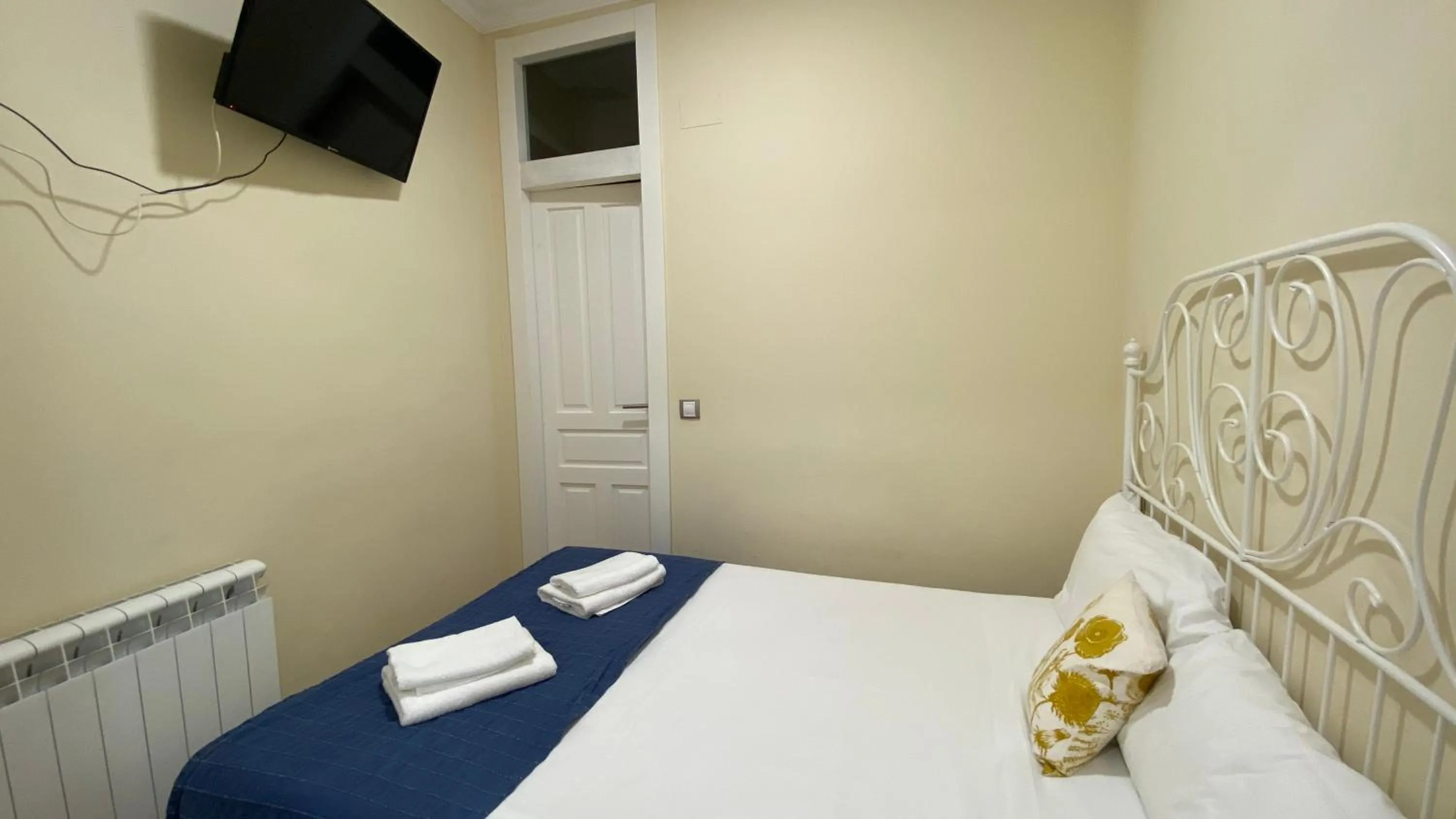 Bed in INSIDEHOME Valladolid Centro -Hab con baño privado en el centro y OPCION DE PARKING-