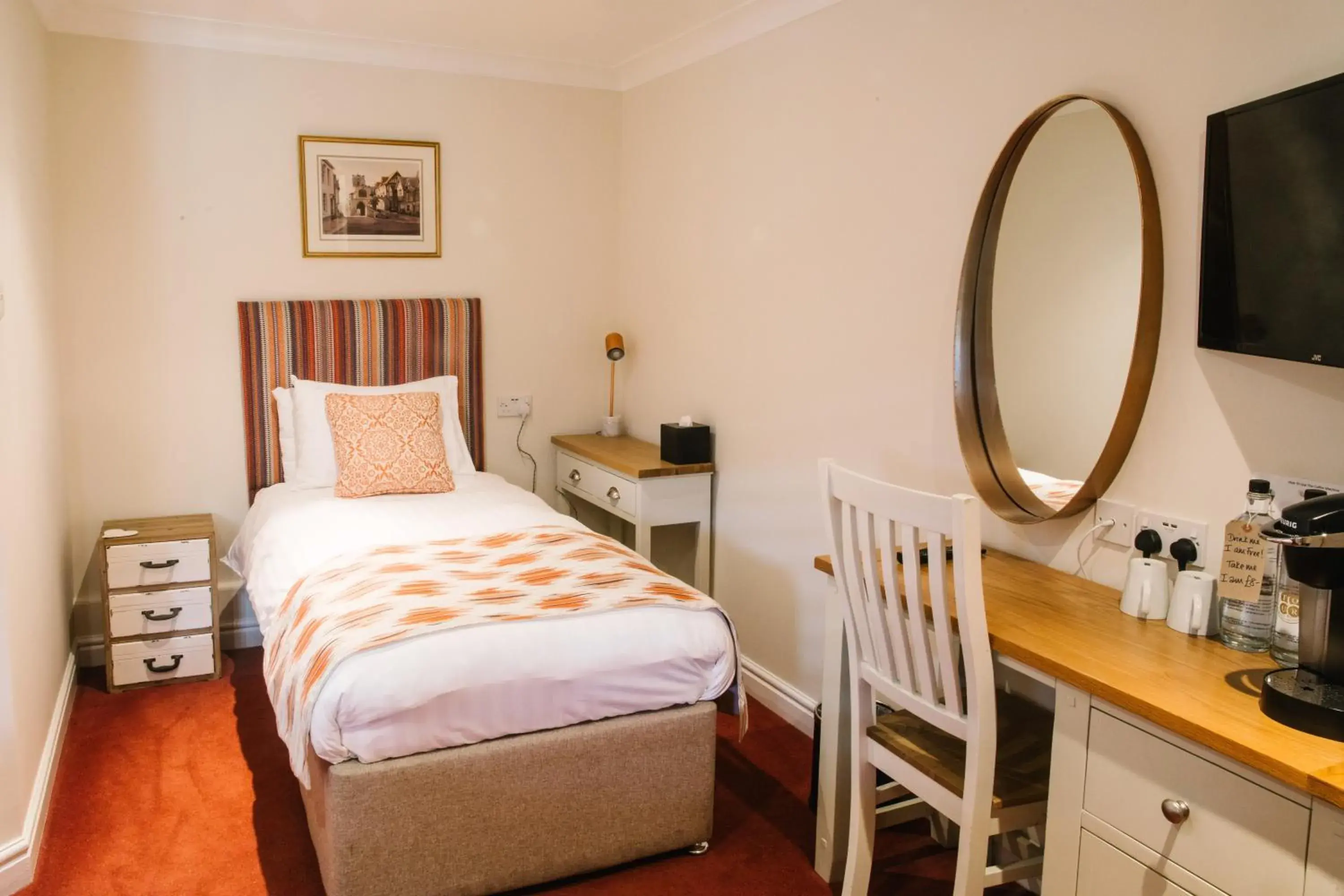 Standard Twin Room in The Old Fourpenny Hotel Standard Twin Room in The Old Fourpenny Hotel