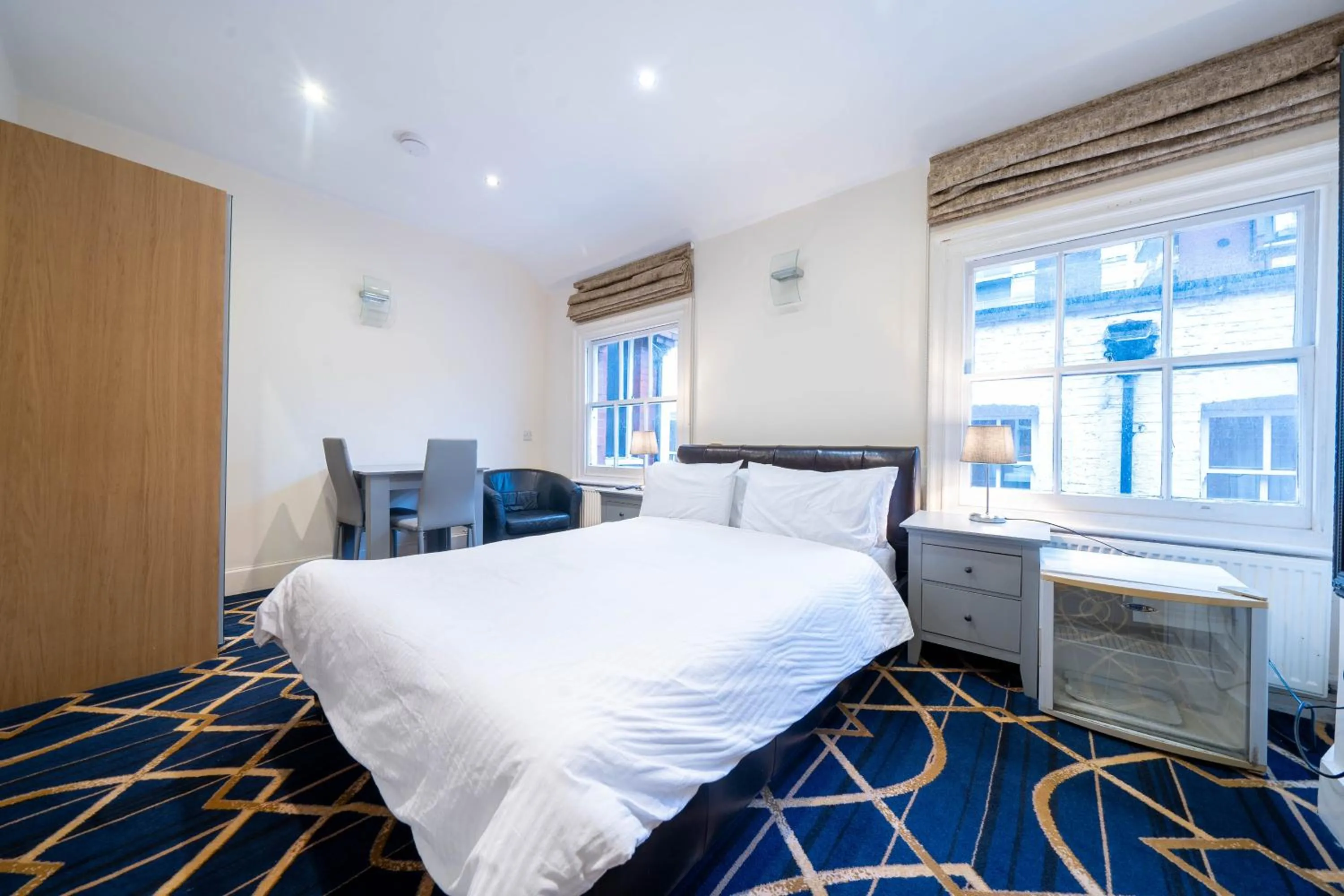 Bed in Hyde Park Rooms & Apartments