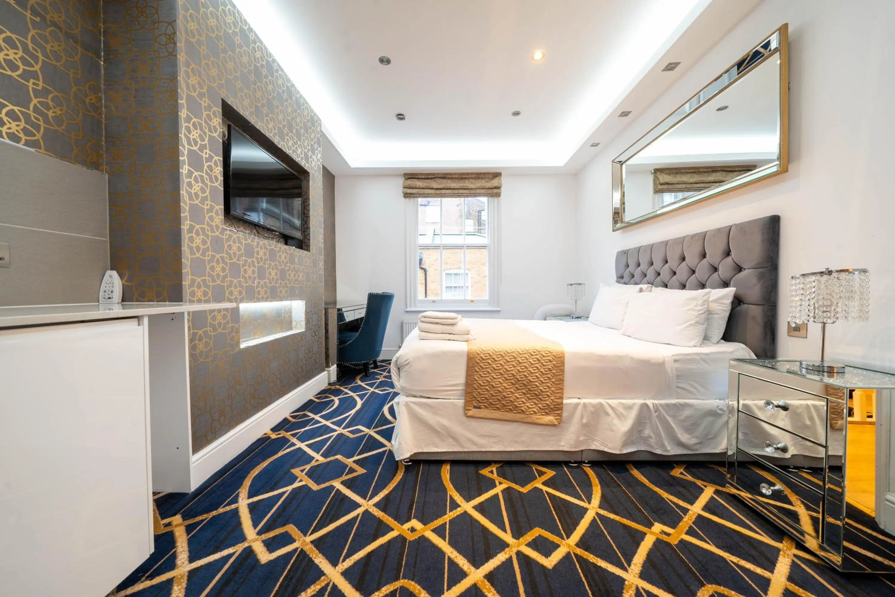 Bed in Hyde Park Rooms & Apartments