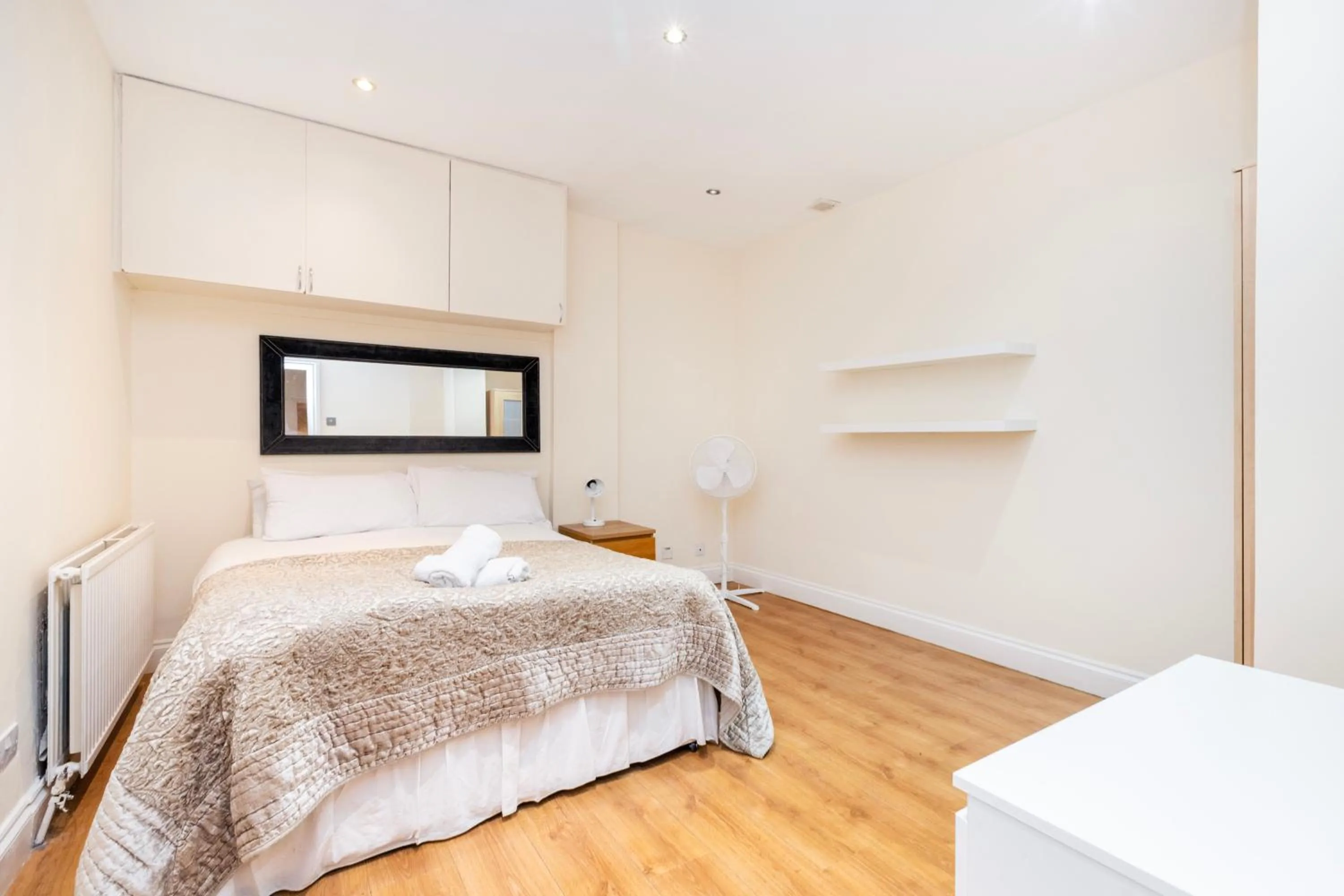 Bed in Hyde Park Rooms & Apartments