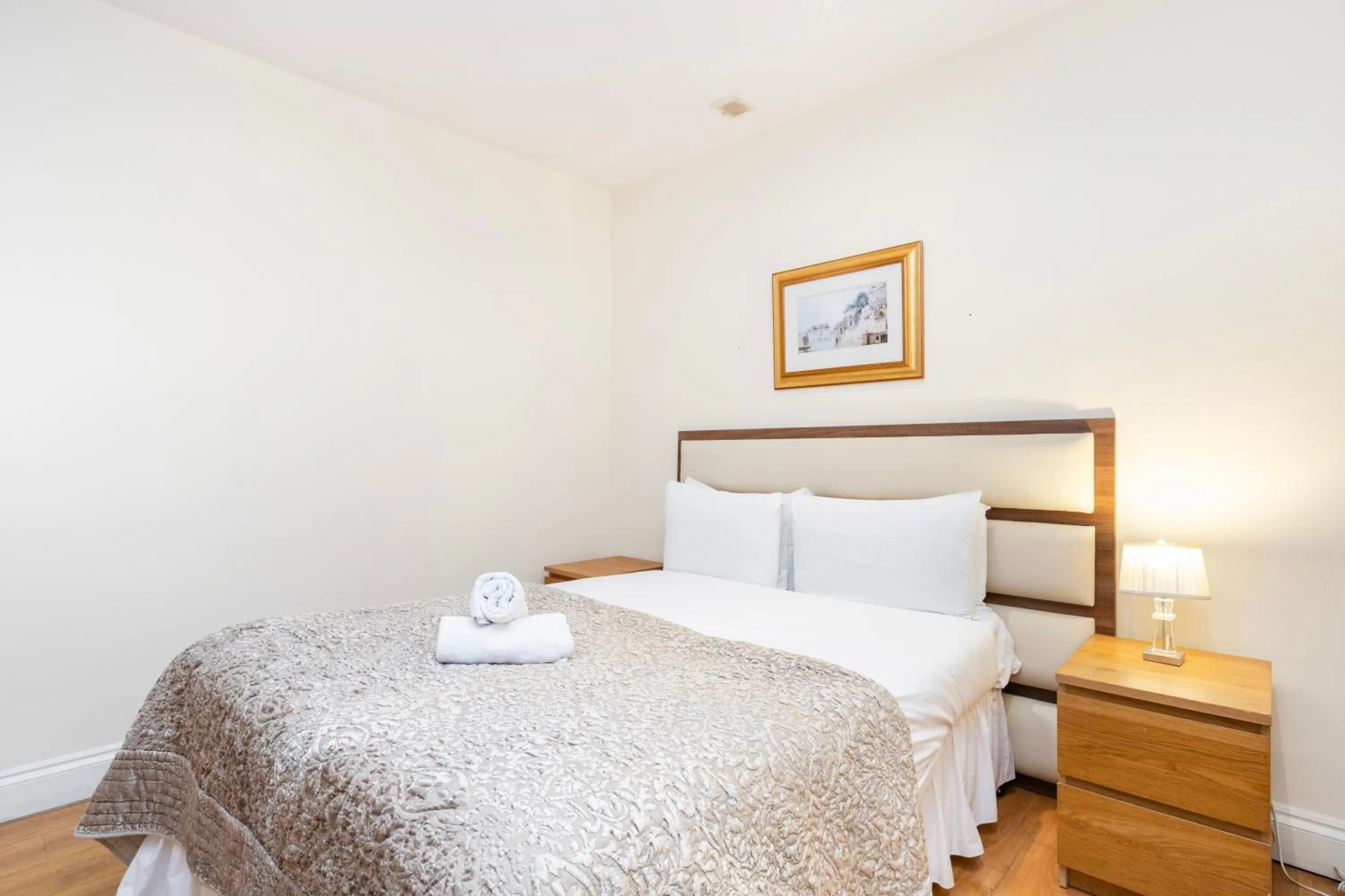 Bed in Hyde Park Rooms & Apartments