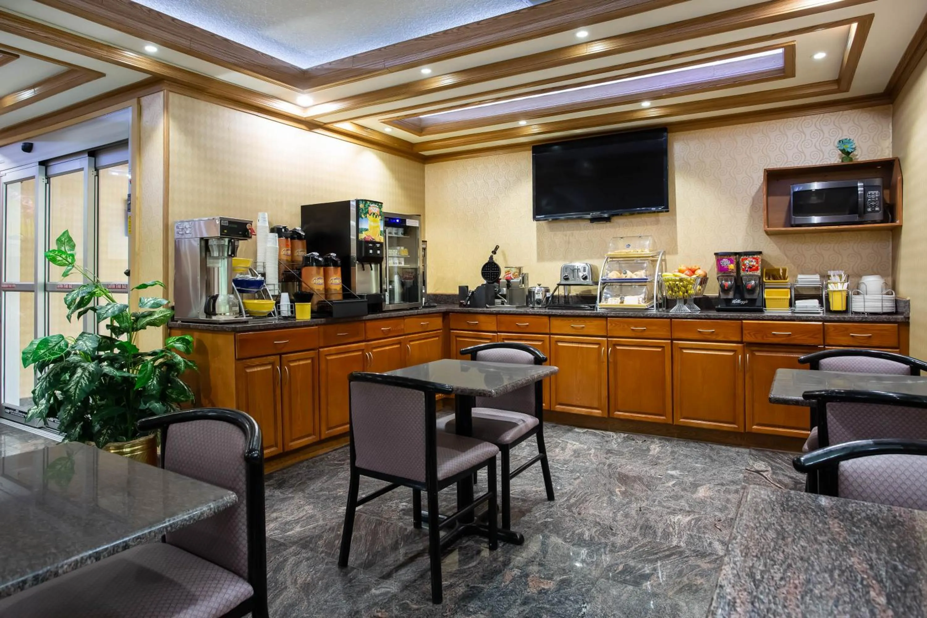 Coffee/tea facilities in Days Inn by Wyndham Runnemede Philadelphia Area