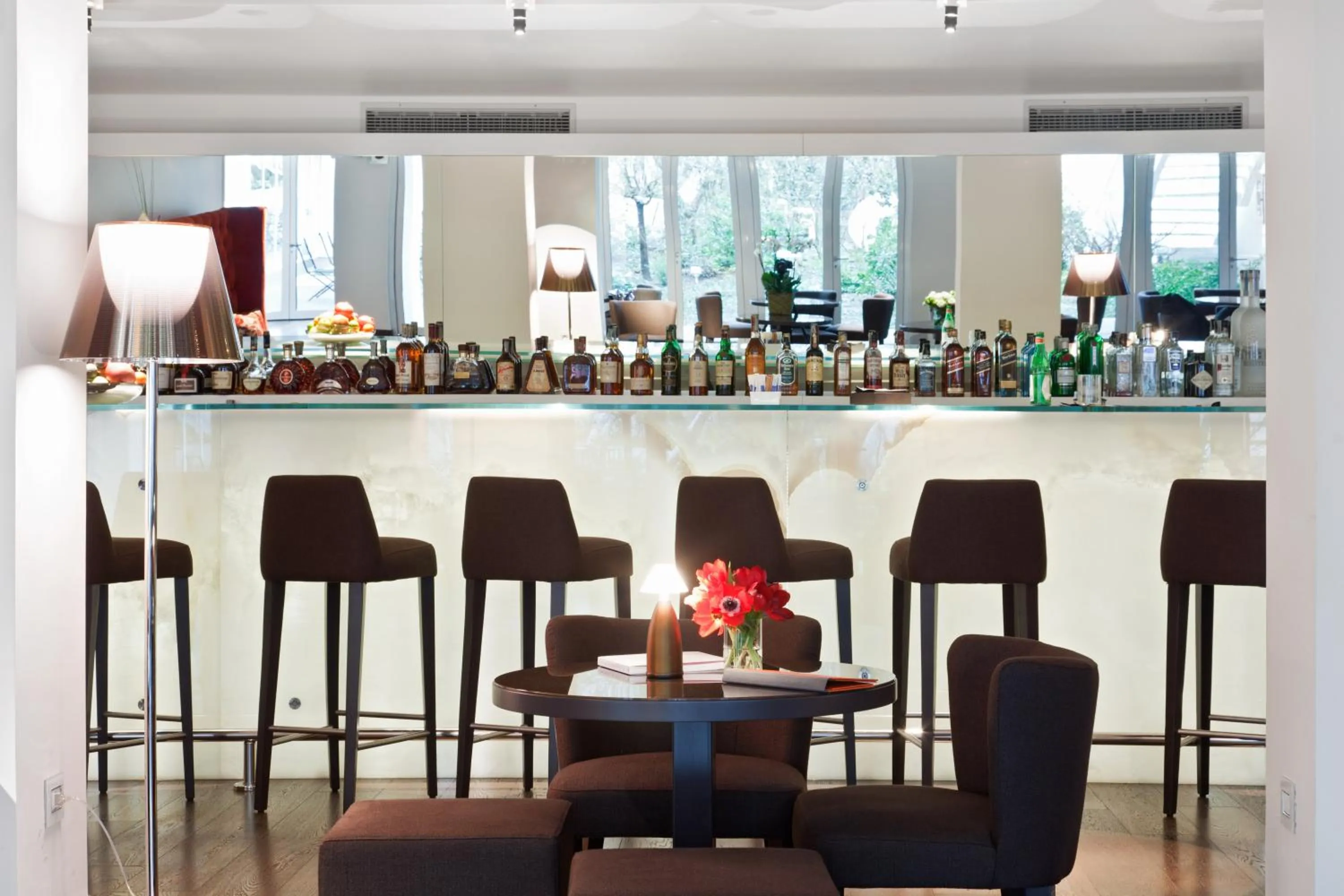 Lounge or bar in Magna Pars l'Hotel à Parfum, Small Luxury Hotels of the World