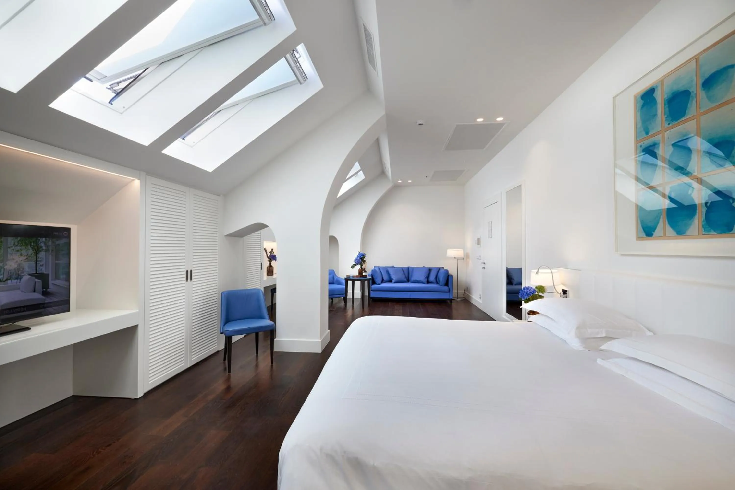 Photo of the whole room, Bed in Magna Pars l'Hotel à Parfum, Small Luxury Hotels of the World