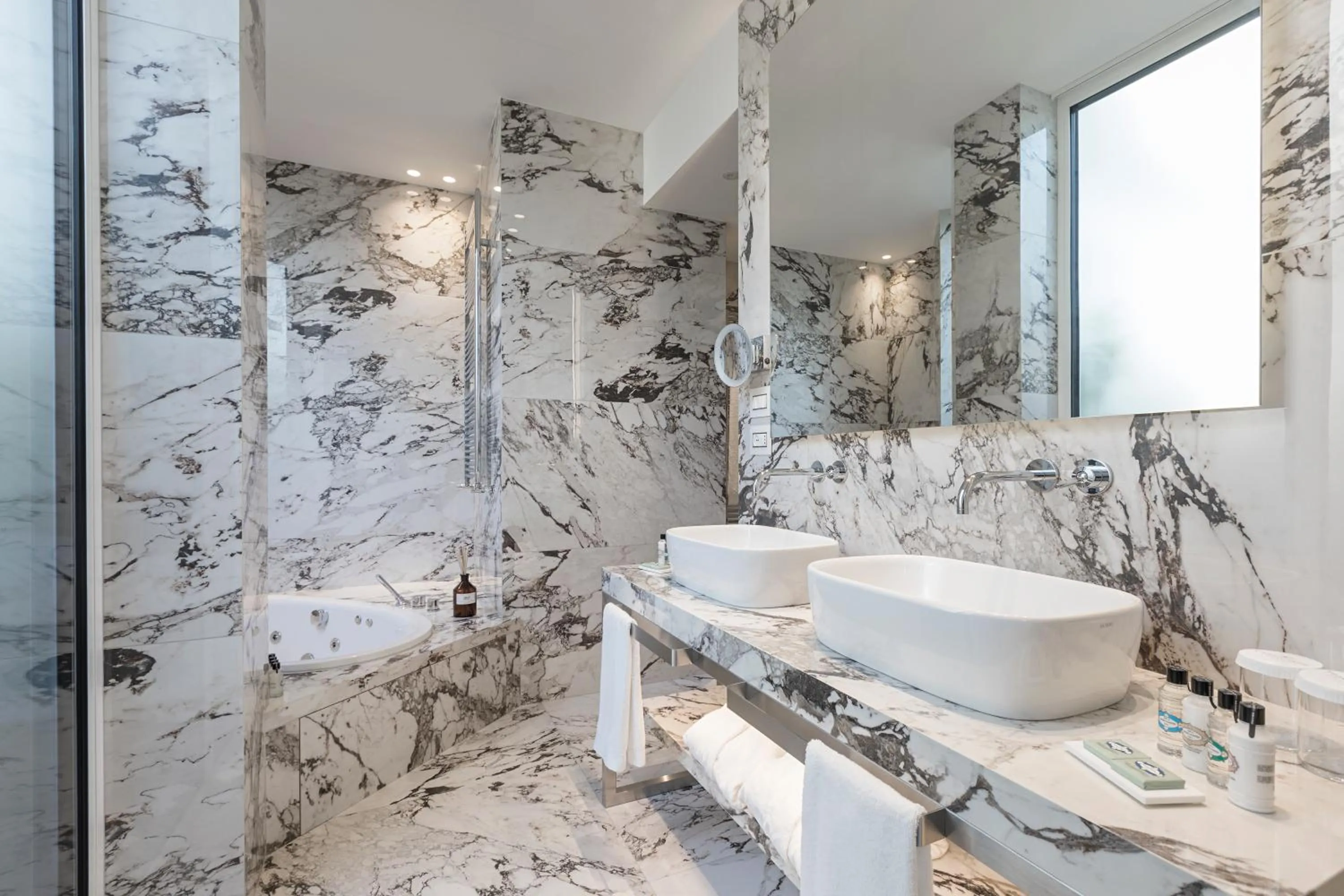 Bathroom in Magna Pars l'Hotel à Parfum, Small Luxury Hotels of the World