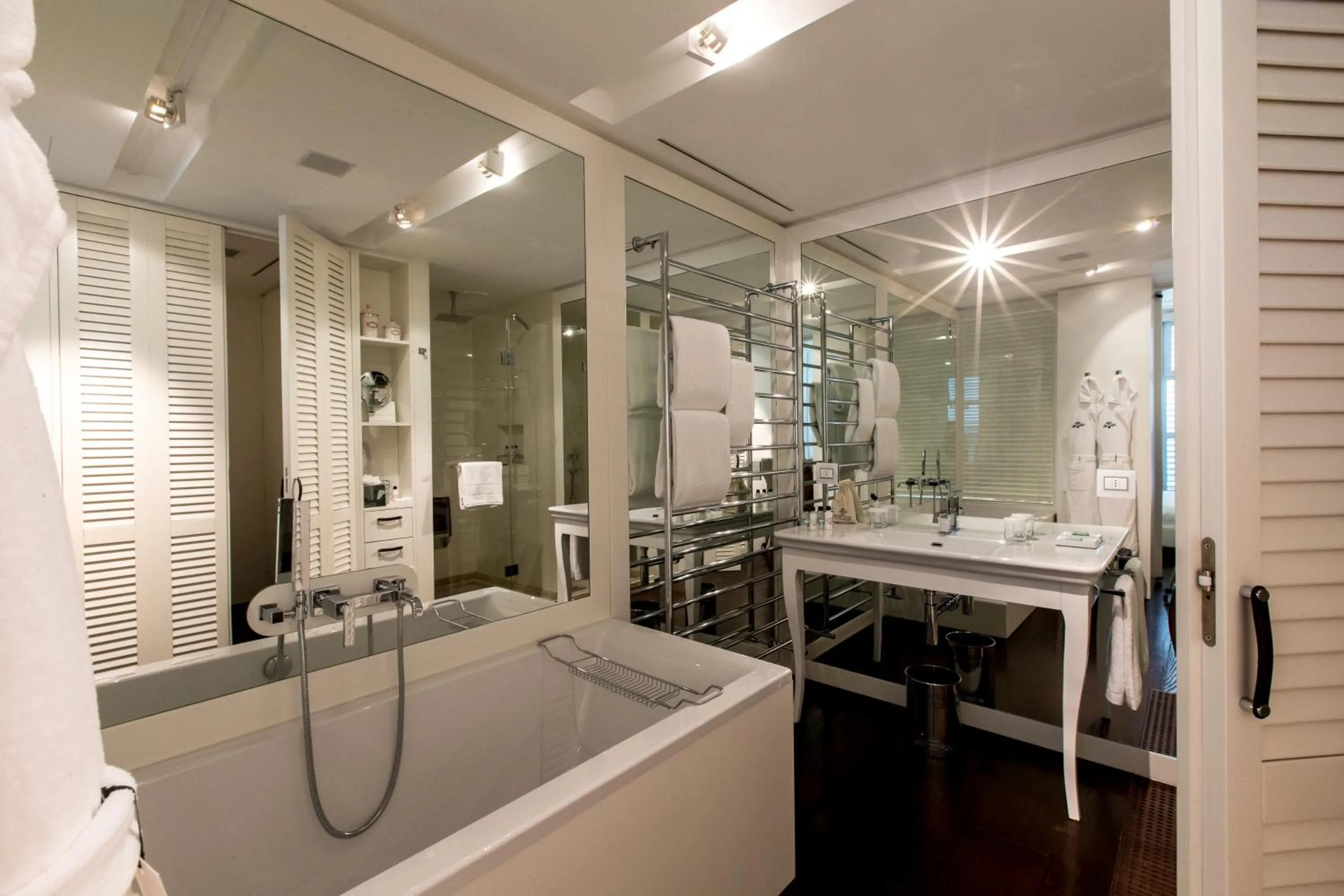 Bathroom in Magna Pars l'Hotel à Parfum, Small Luxury Hotels of the World