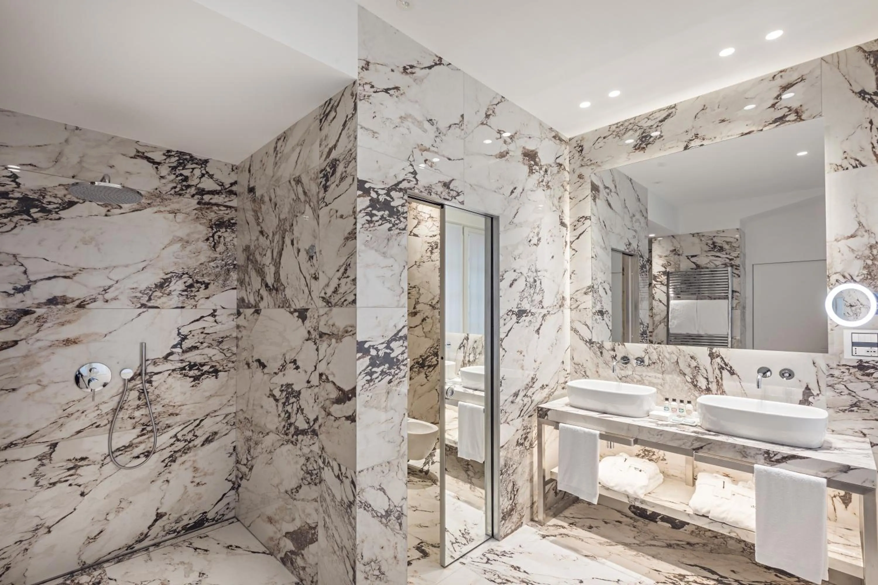 Shower in Magna Pars l'Hotel à Parfum, Small Luxury Hotels of the World