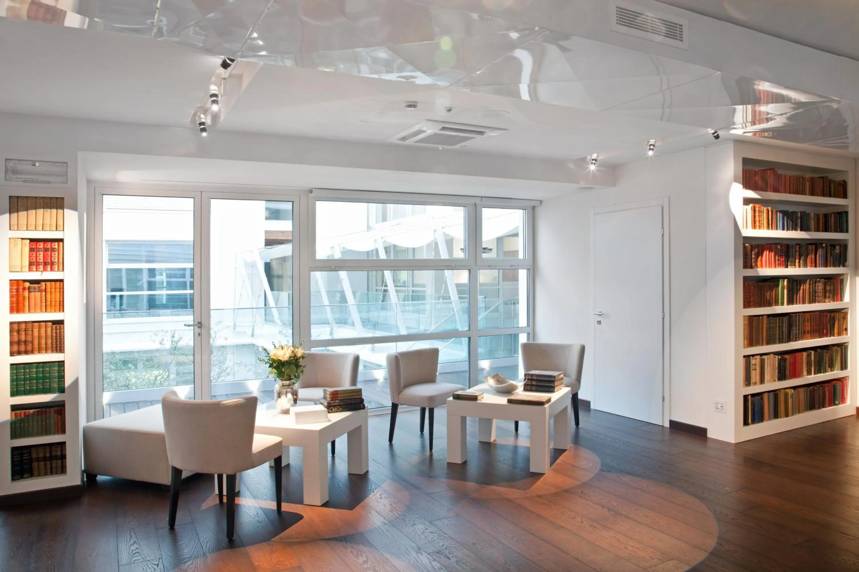 Lounge or bar in Magna Pars l'Hotel à Parfum, Small Luxury Hotels of the World