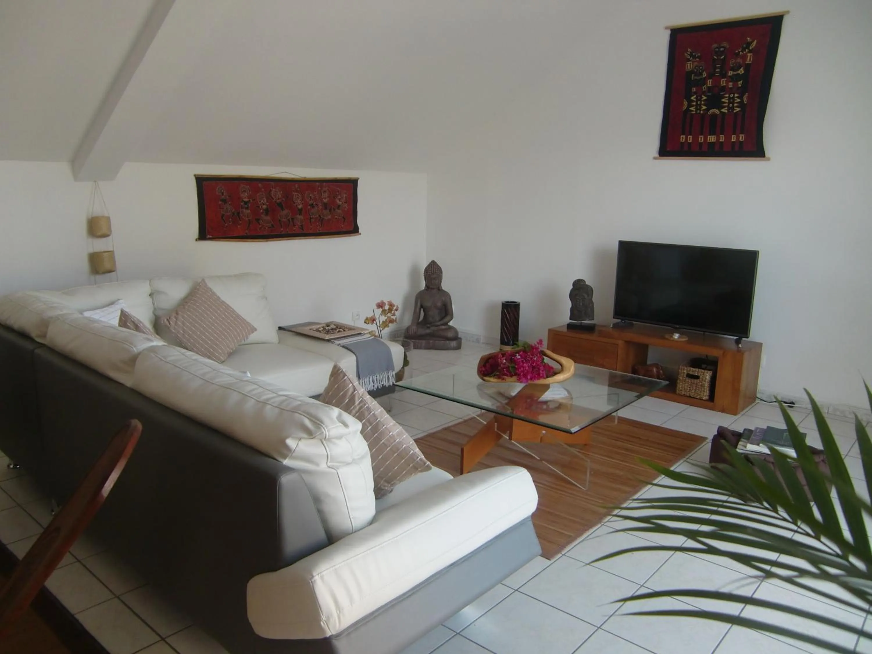 Communal lounge/ TV room in Villa Ambralini