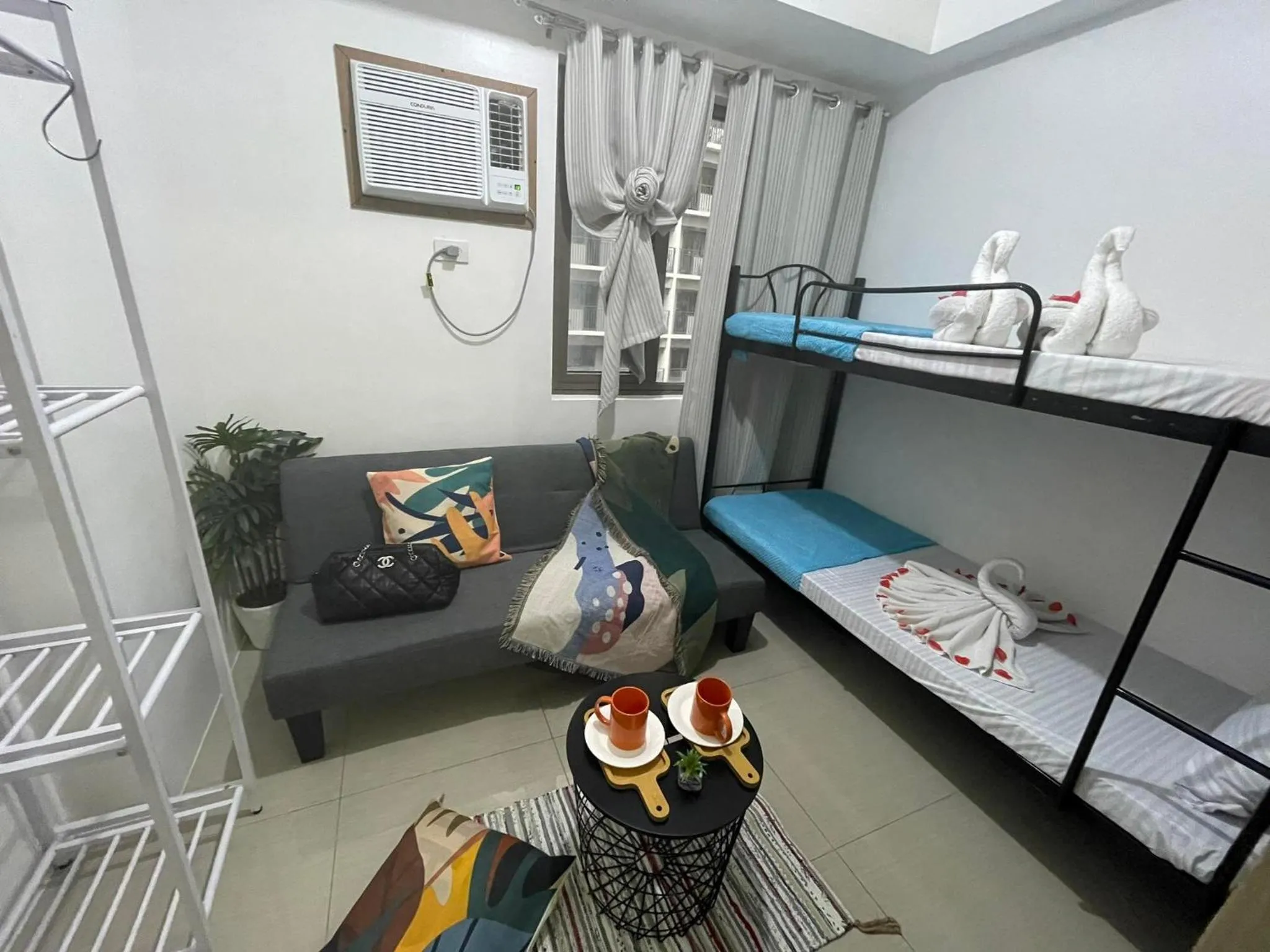 bunk bed in Shore Residences, Mall Of Asia Complex Stayction by PBYY