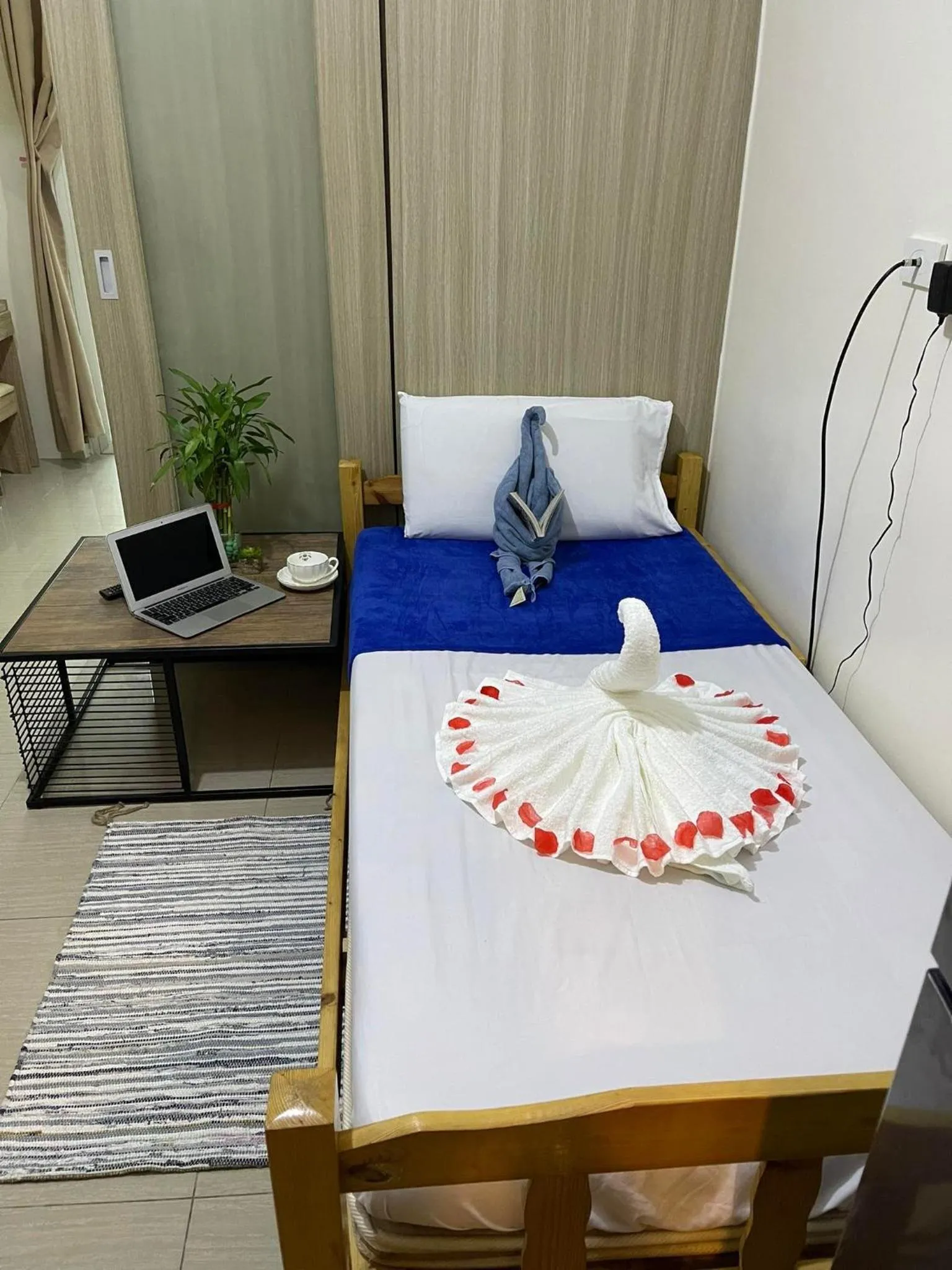 Bed in Shore Residences, Mall Of Asia Complex Stayction by PBYY