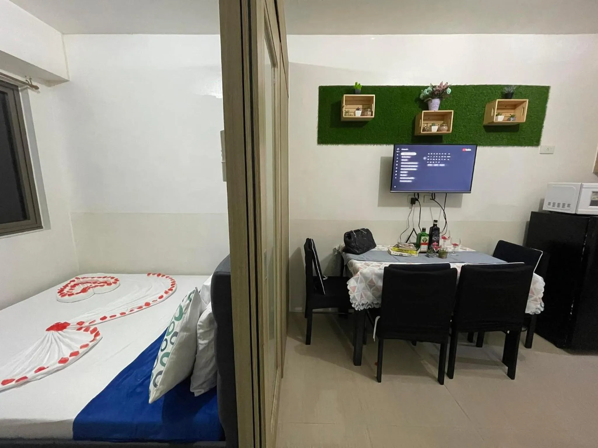 Bed in Shore Residences, Mall Of Asia Complex Stayction by PBYY