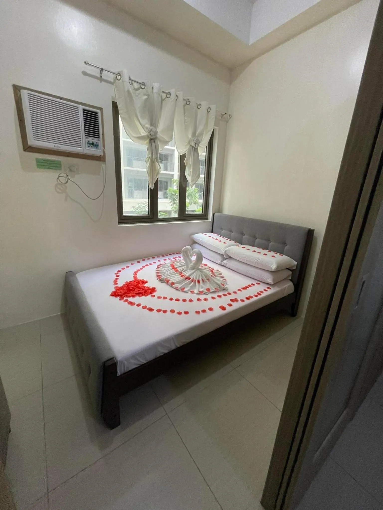 Bed in Shore Residences, Mall Of Asia Complex Stayction by PBYY