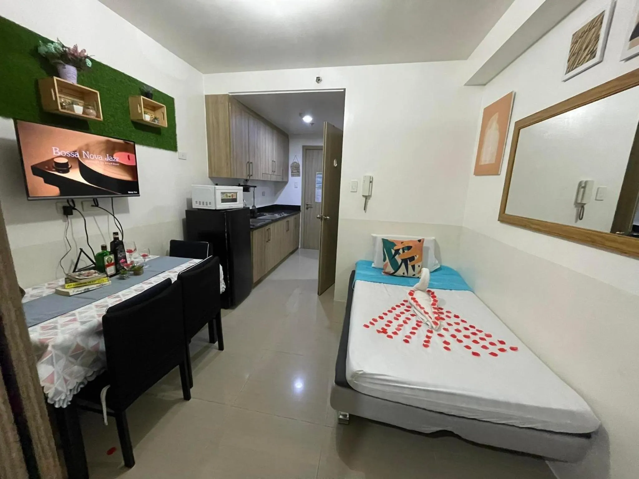 Bed in Shore Residences, Mall Of Asia Complex Stayction by PBYY