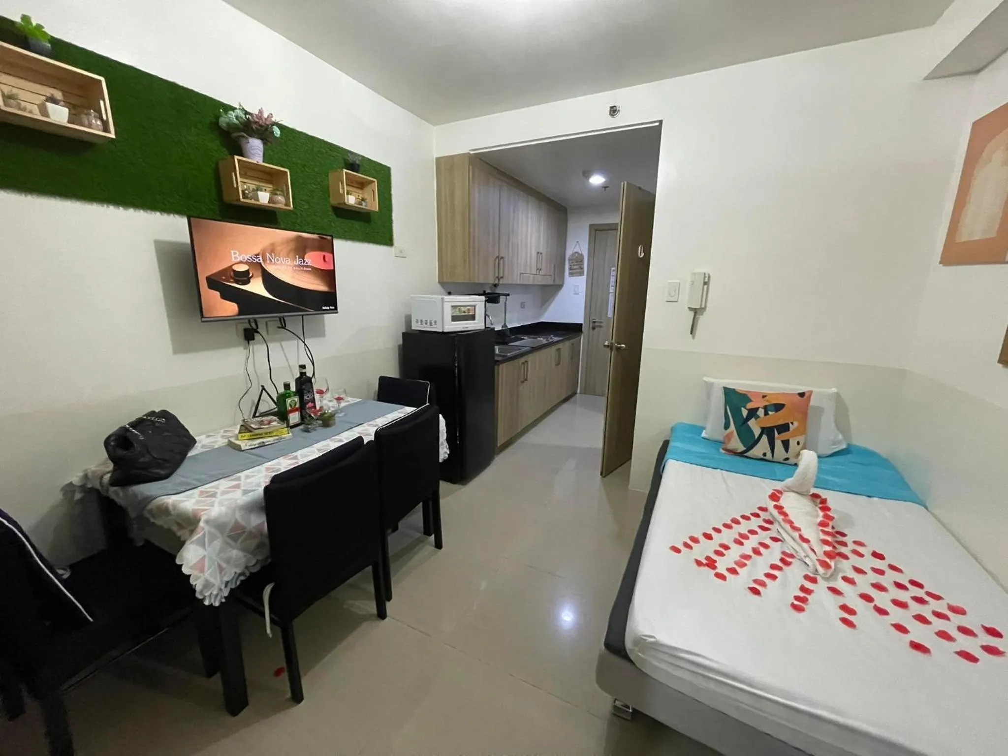 Bed in Shore Residences, Mall Of Asia Complex Stayction by PBYY