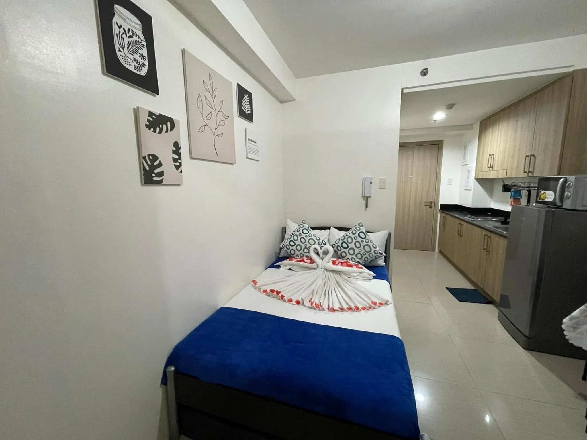 Bed in Shore Residences, Mall Of Asia Complex Stayction by PBYY