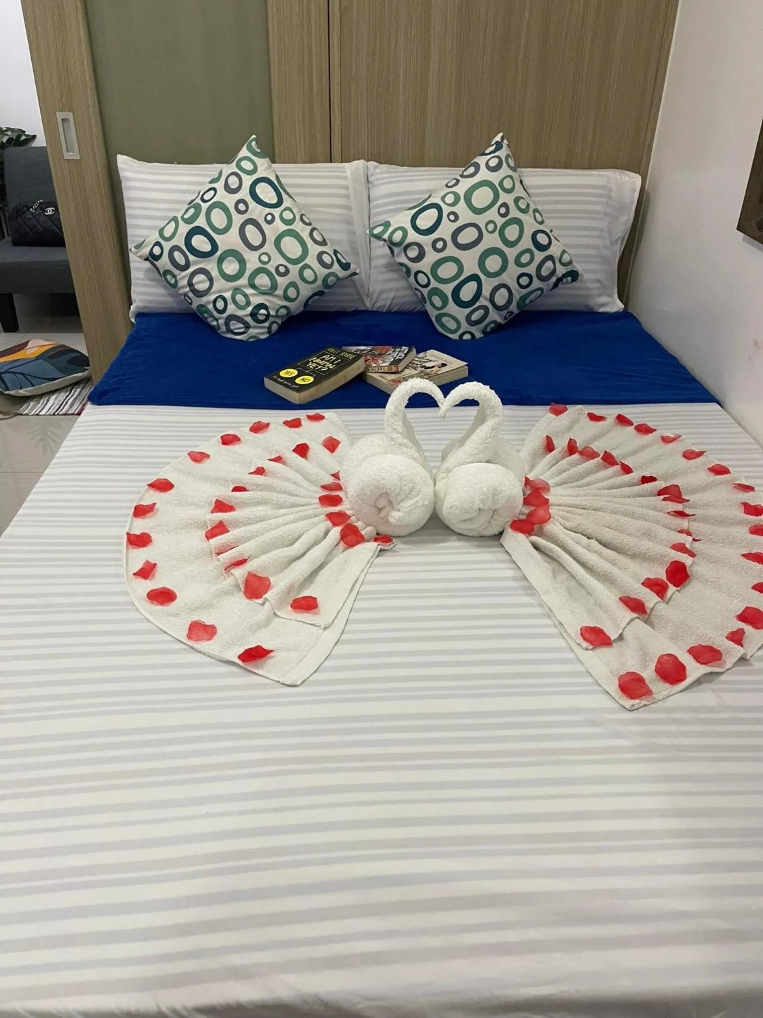 Bed in Shore Residences, Mall Of Asia Complex Stayction by PBYY