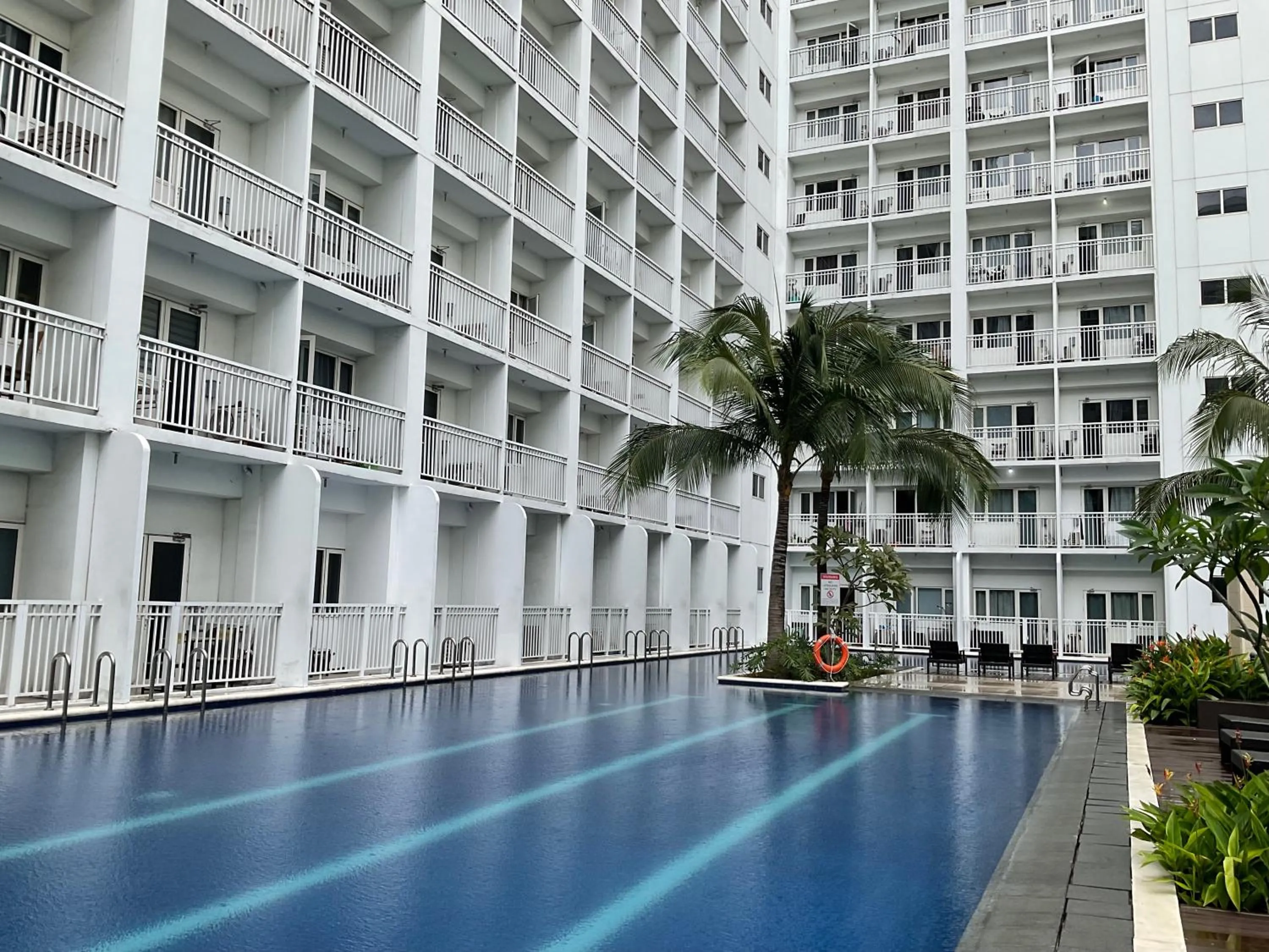 Swimming pool in Shore Residences, Mall Of Asia Complex Stayction by PBYY