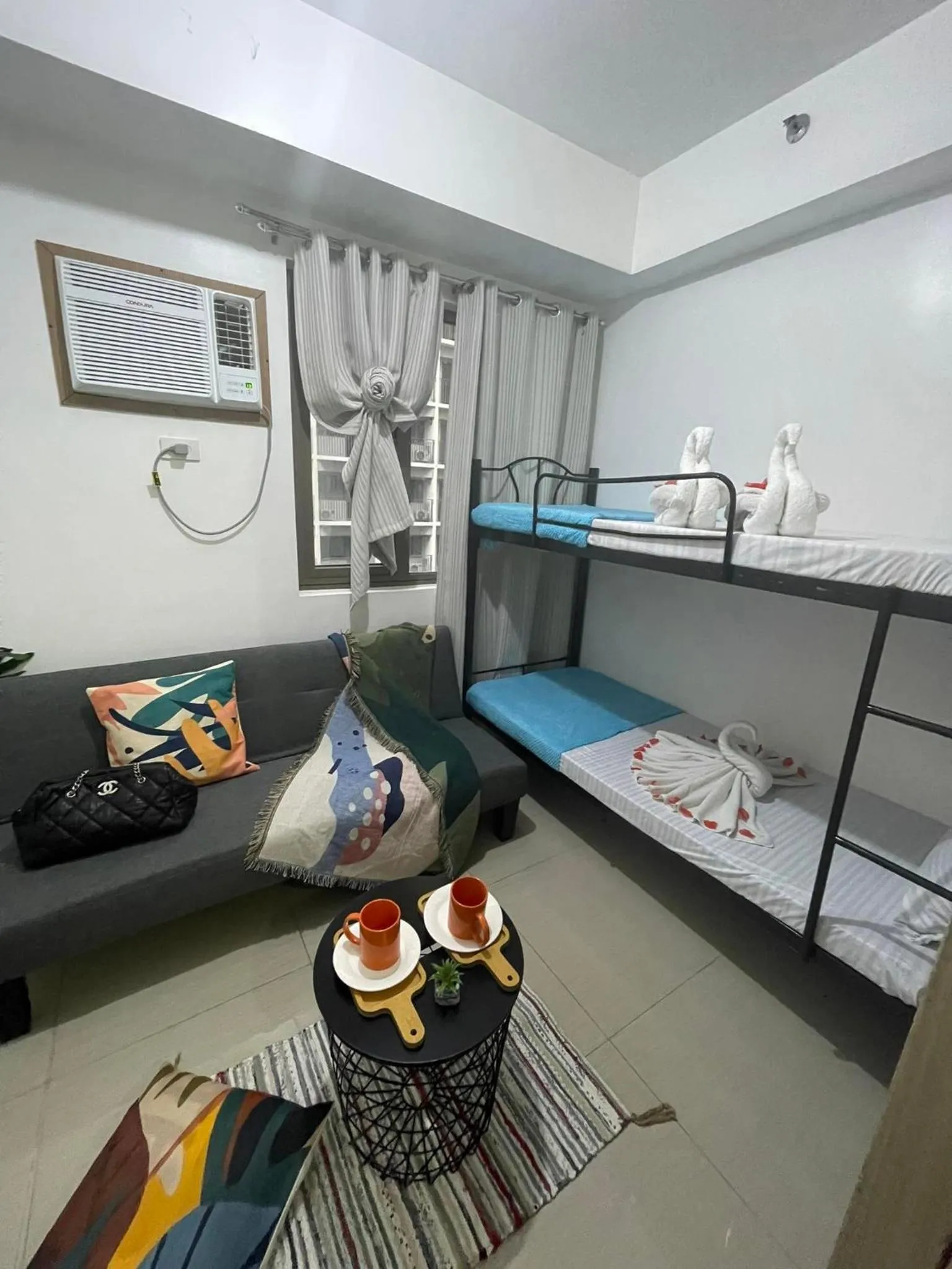 bunk bed in Shore Residences, Mall Of Asia Complex Stayction by PBYY