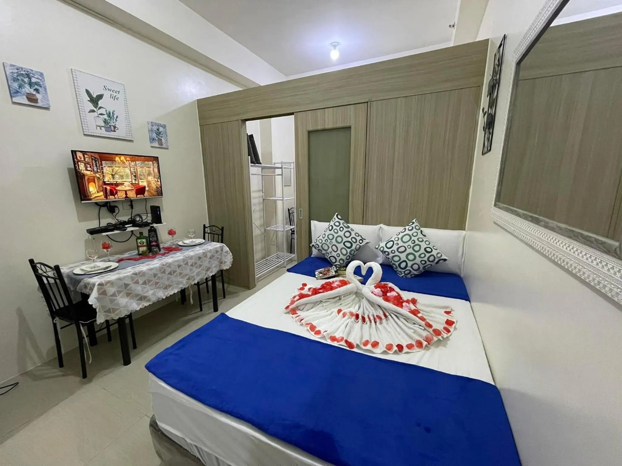 Bed in Shore Residences, Mall Of Asia Complex Stayction by PBYY