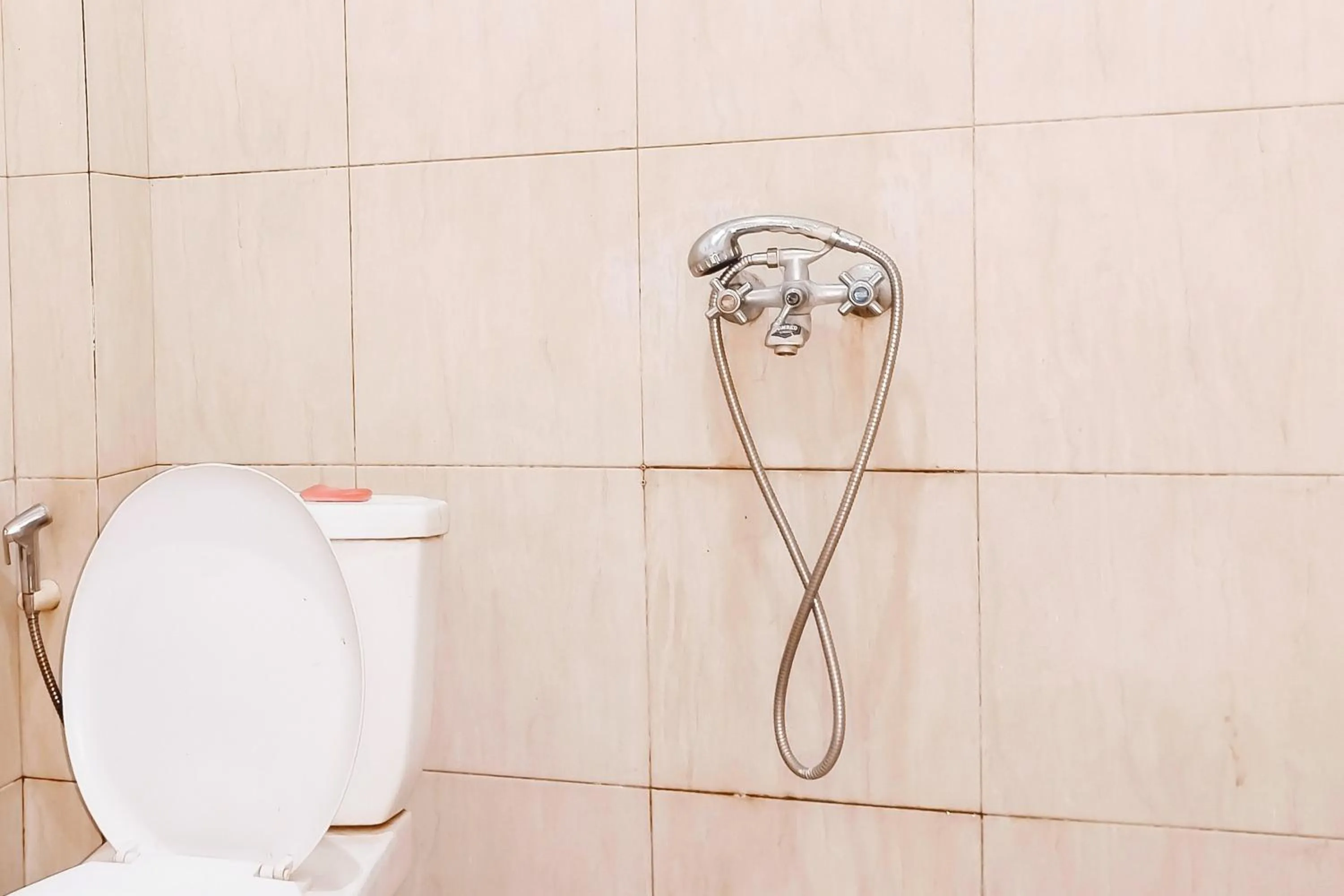 Bathroom in Richmond Guest House Cirebon RedPartner