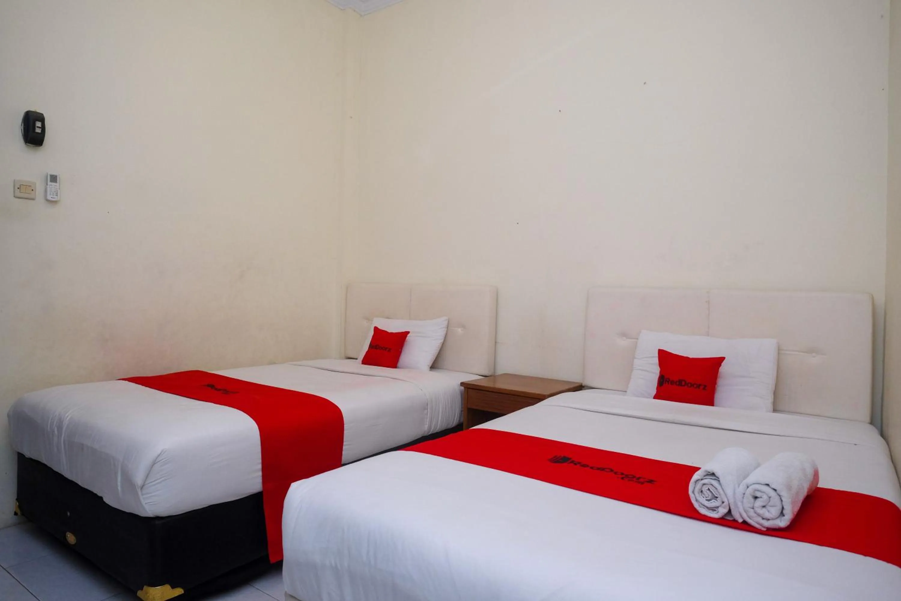Bedroom, Bed in RedDoorz Syariah at Griya Hanum Condoongcatur