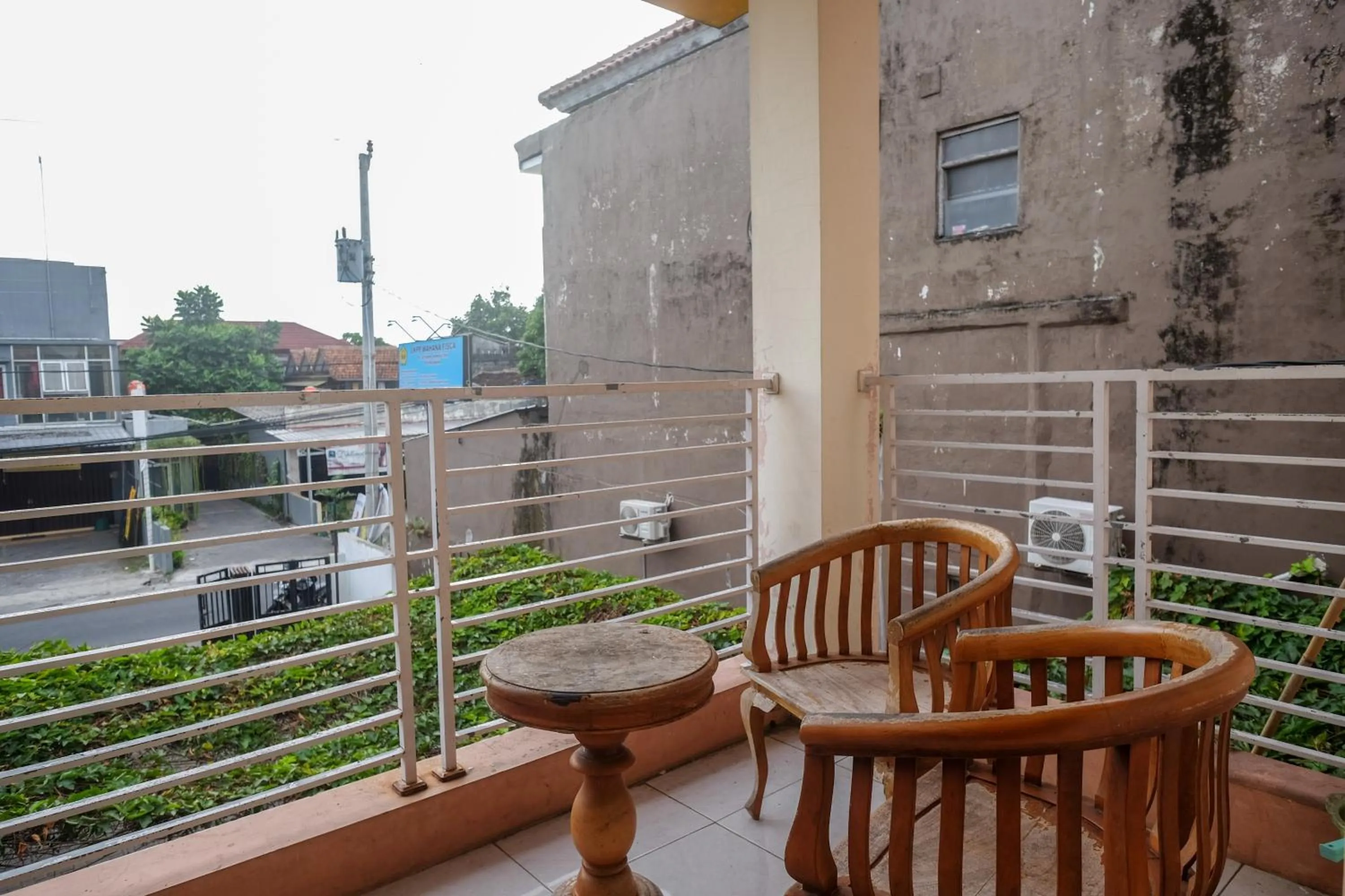 Balcony/Terrace in RedDoorz Syariah at Griya Hanum Condoongcatur