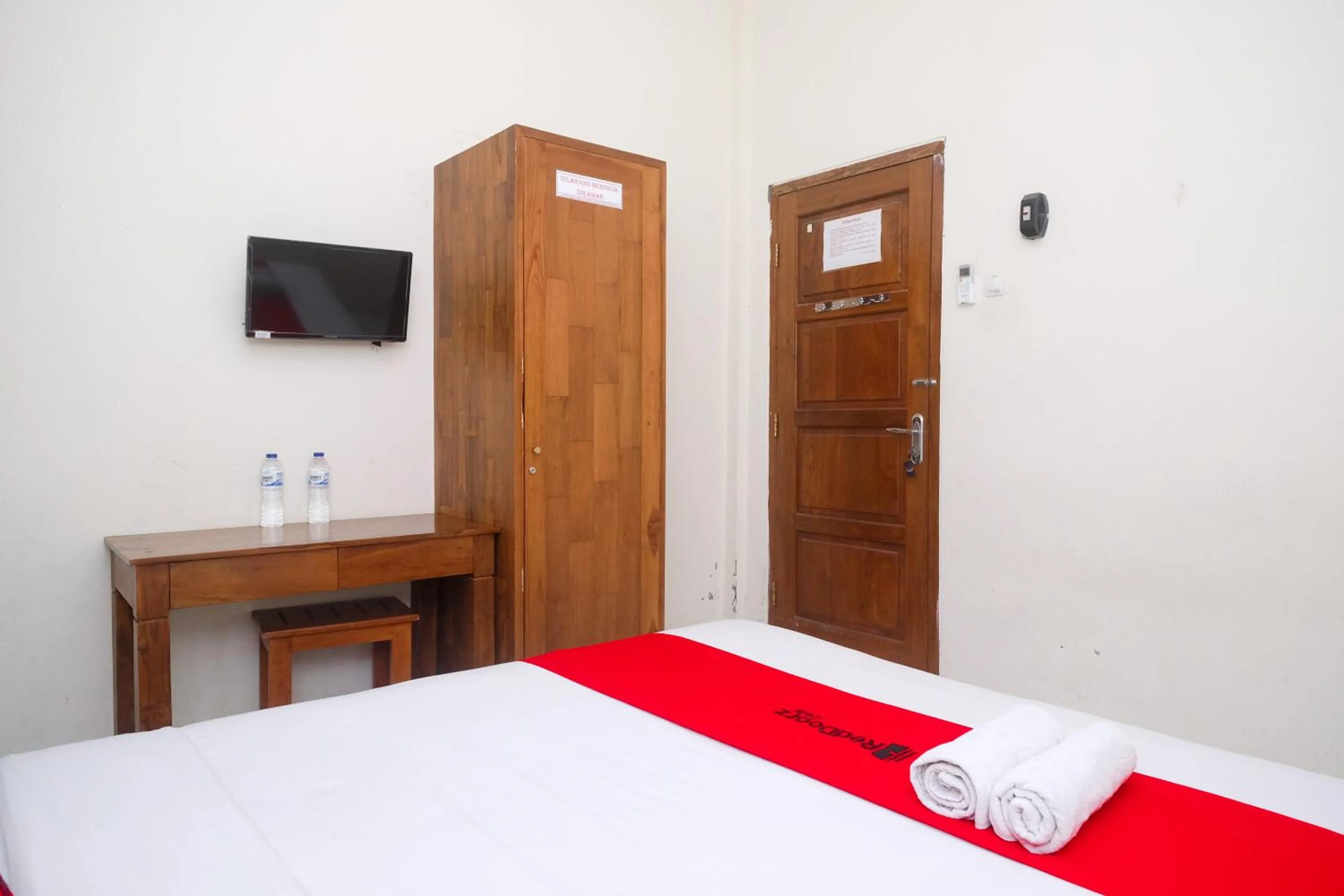 Bedroom, Bed in RedDoorz Syariah at Griya Hanum Condoongcatur