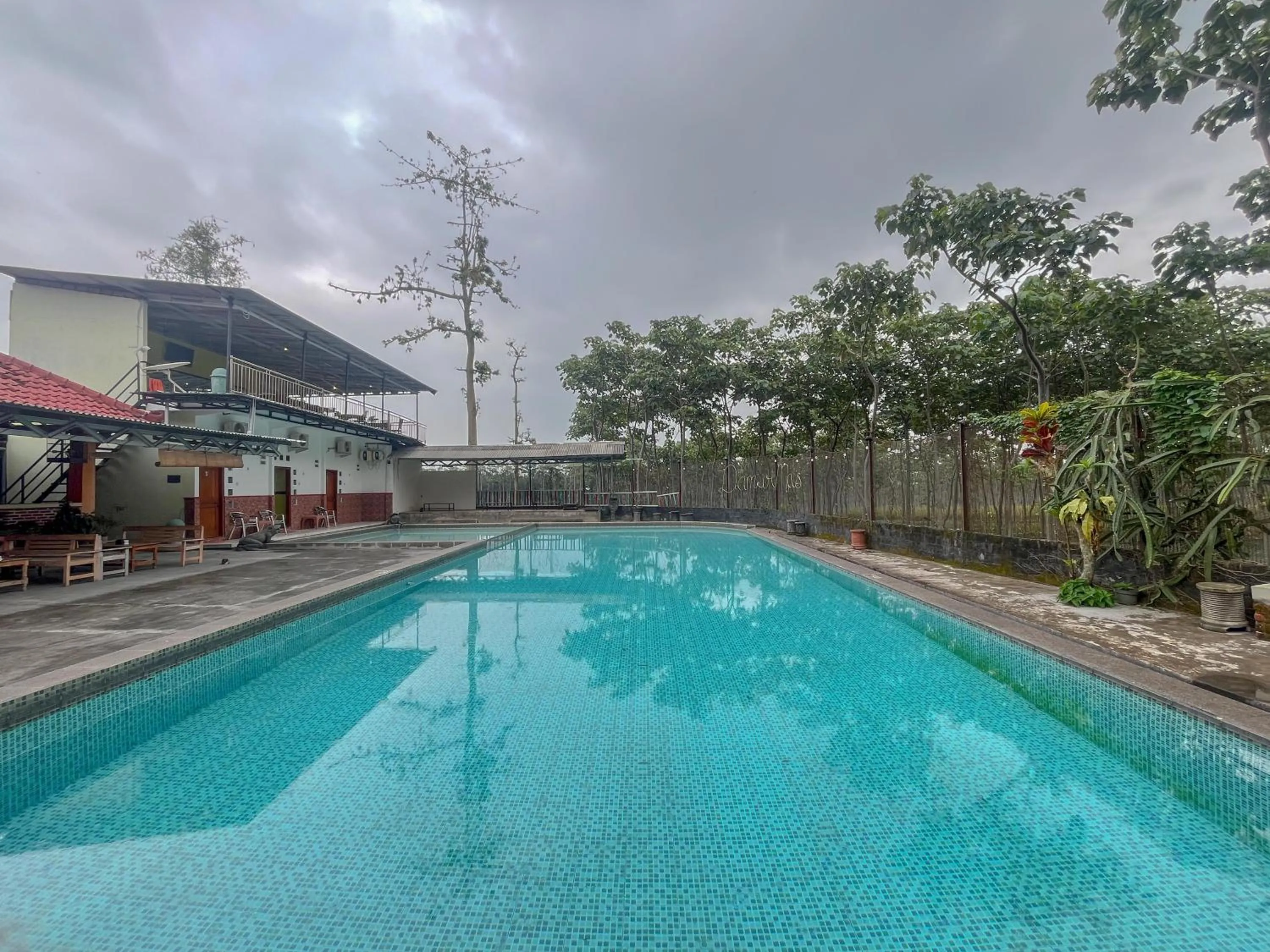 Swimming Pool in RedDoorz at Damar Mas Resort Kediri