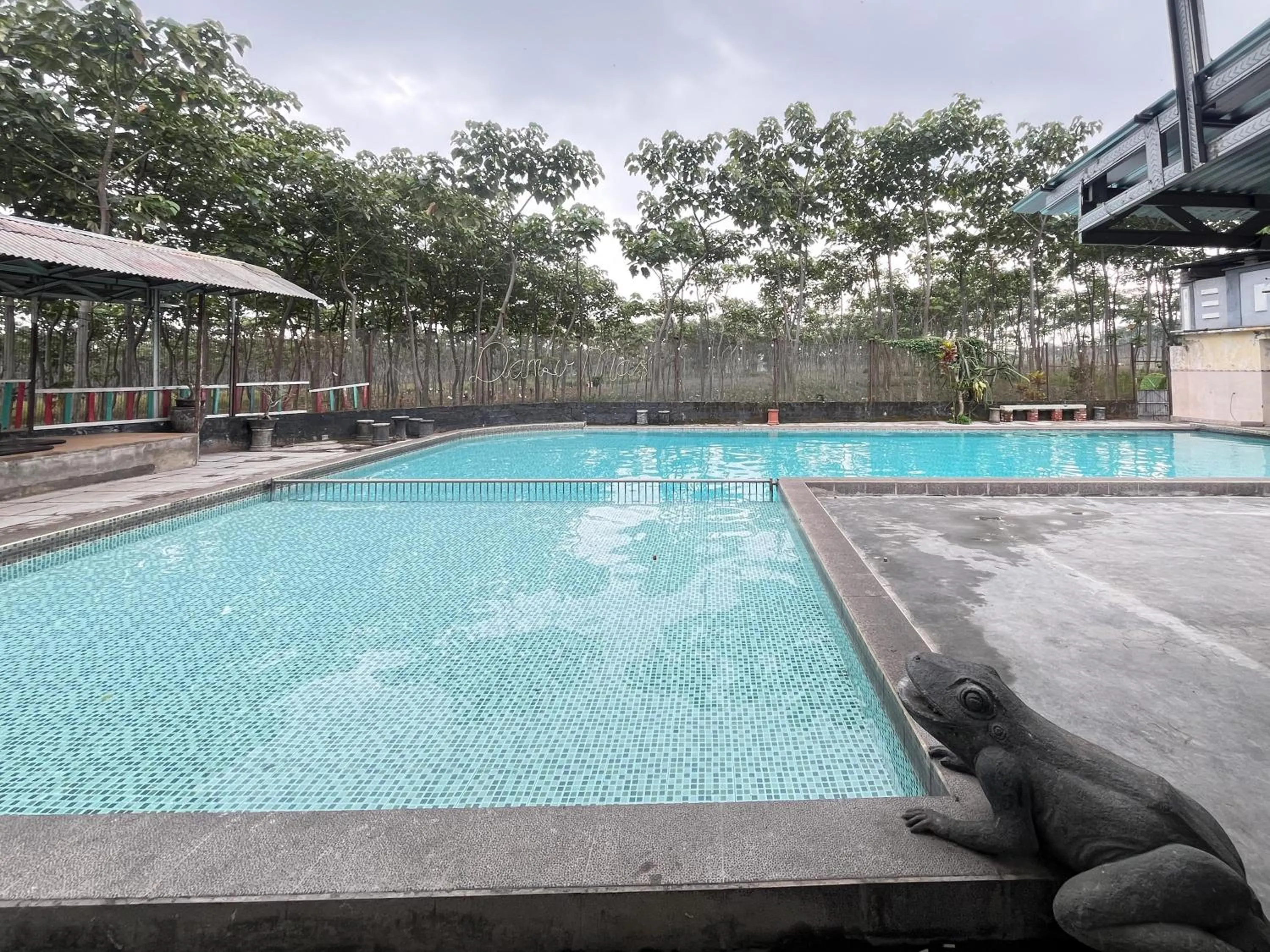 Swimming Pool in RedDoorz at Damar Mas Resort Kediri