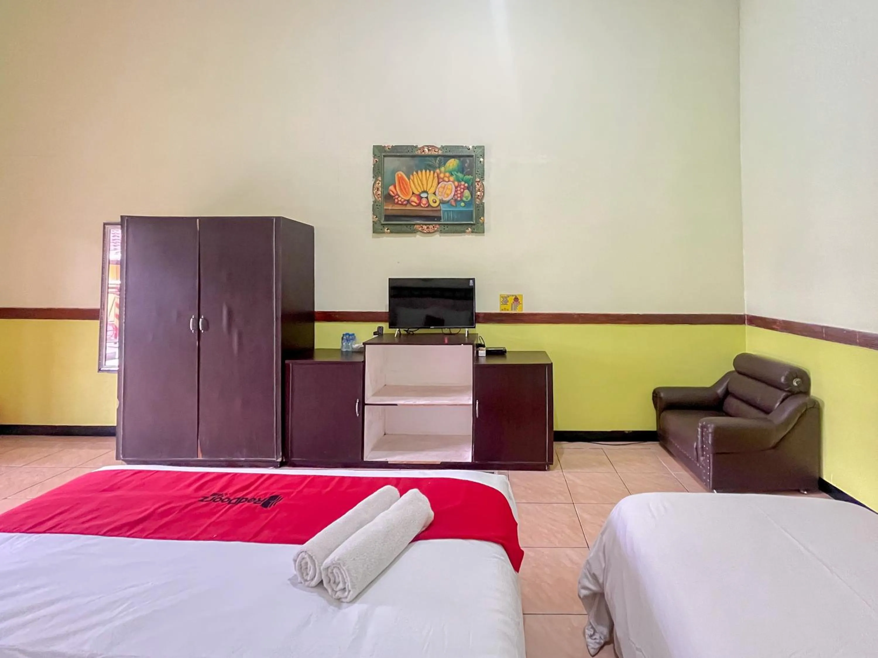 Bedroom, Bed in RedDoorz at Damar Mas Resort Kediri