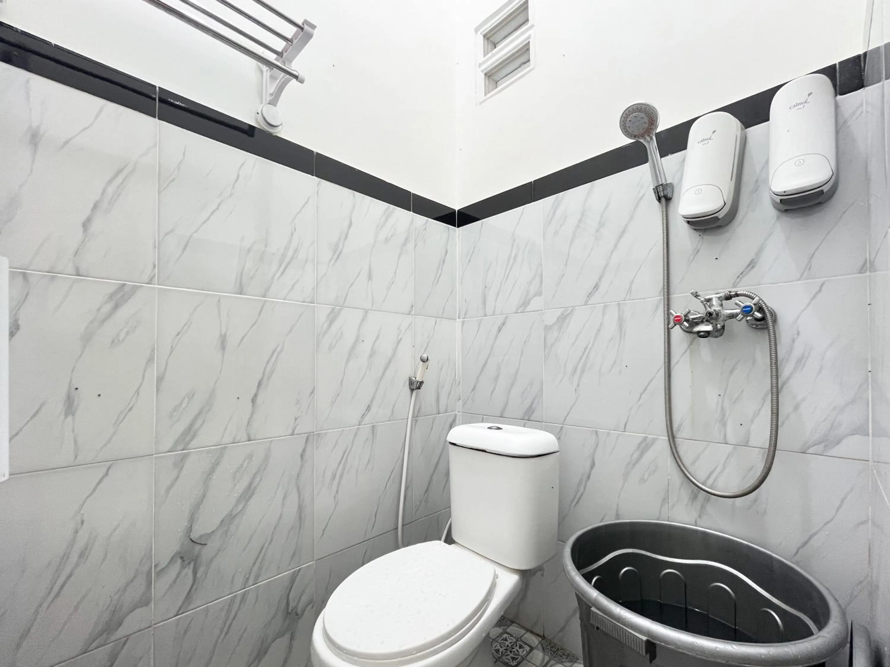 Bathroom in RedDoorz at Damar Mas Resort Kediri