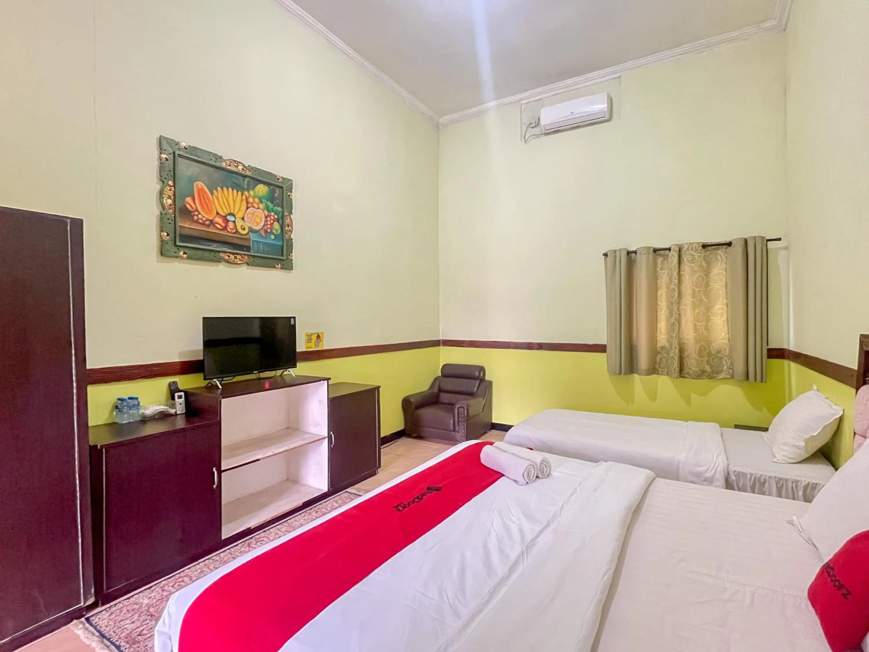 Bedroom, Bed in RedDoorz at Damar Mas Resort Kediri