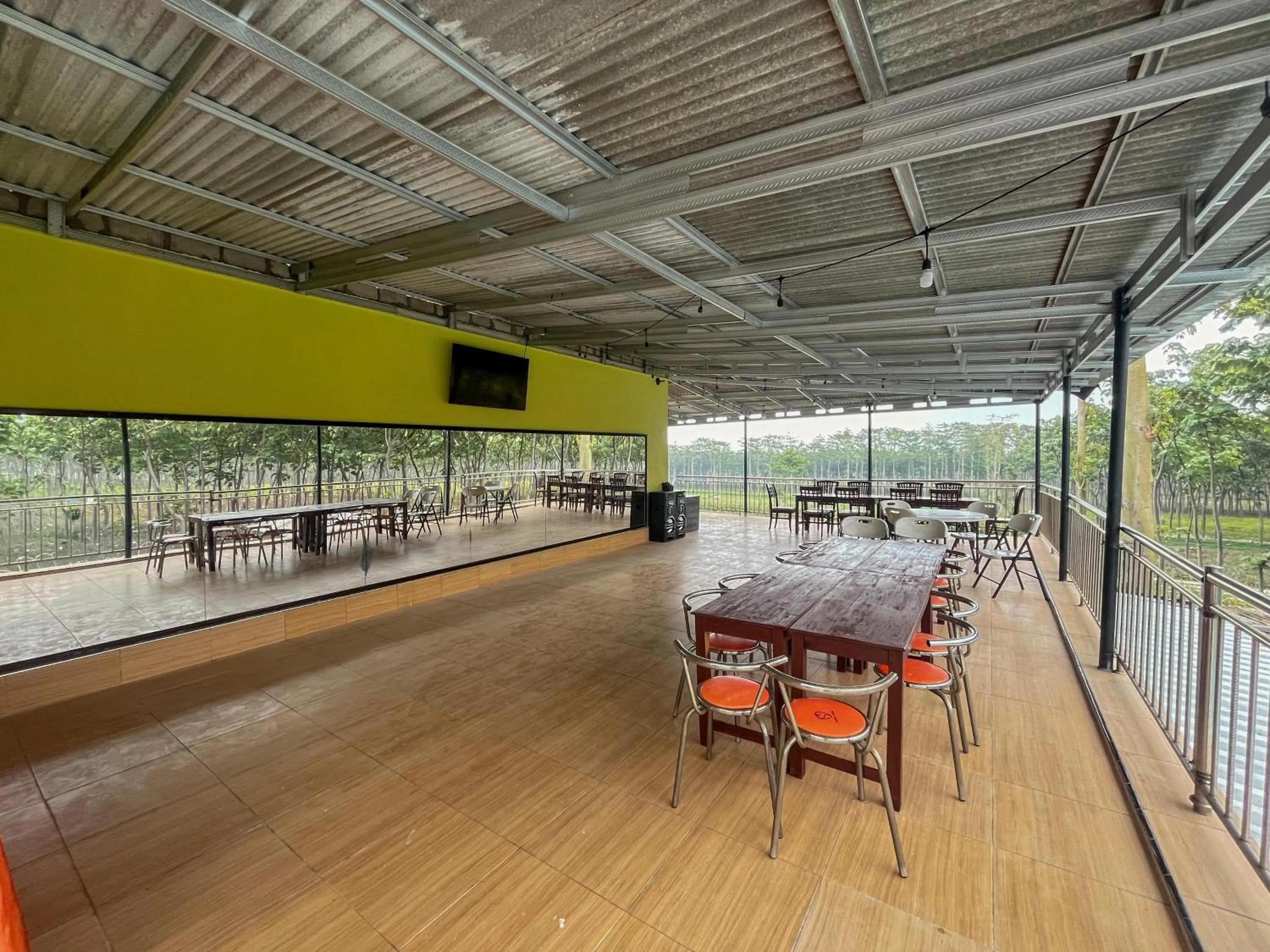 Restaurant/places to eat in RedDoorz at Damar Mas Resort Kediri