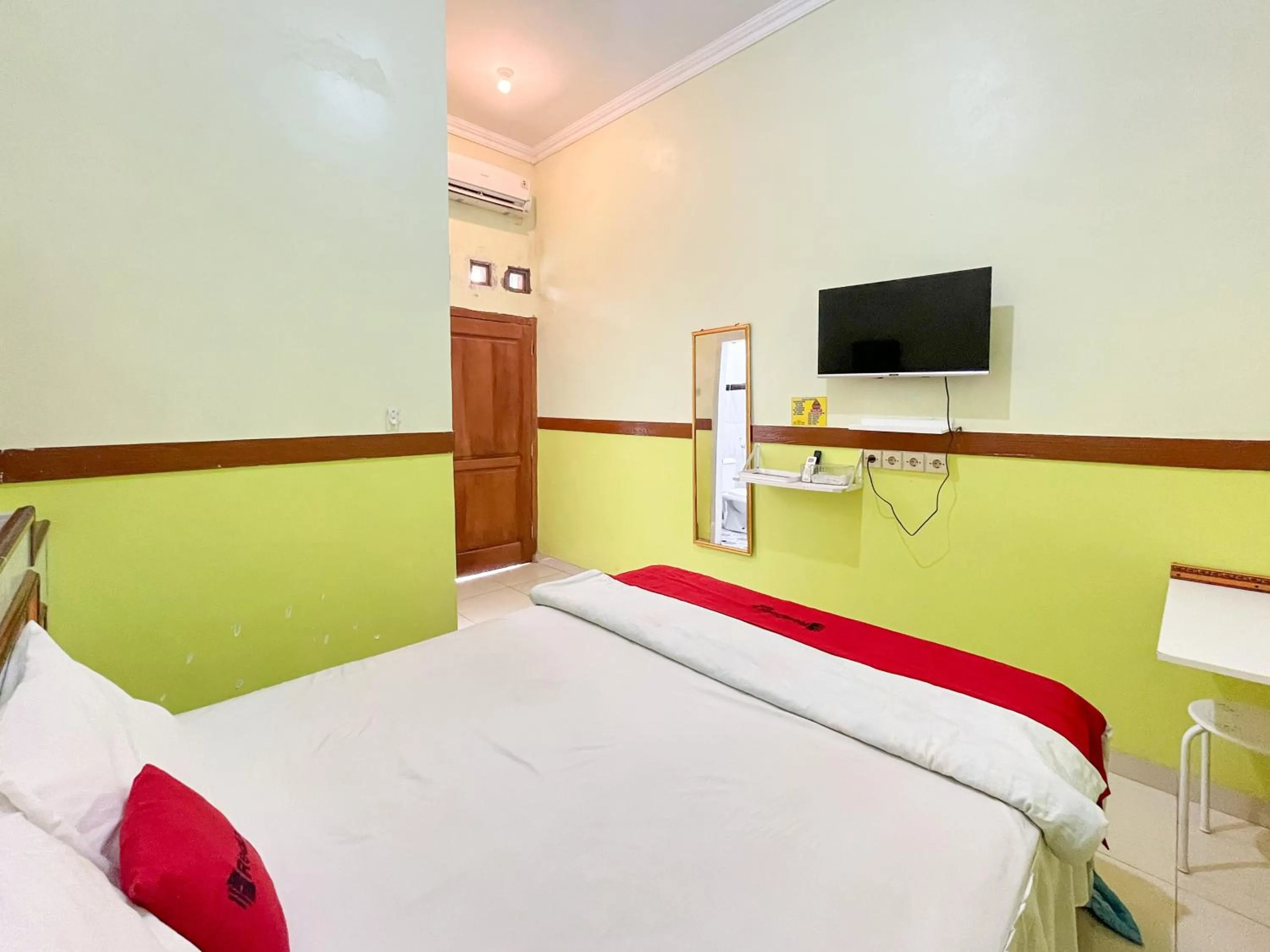 Bedroom, Bed in RedDoorz at Damar Mas Resort Kediri
