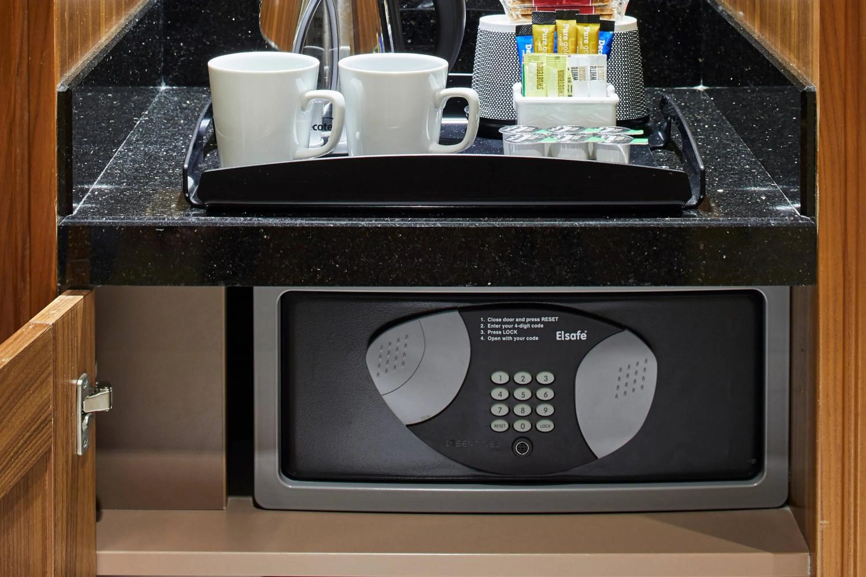 Superior Suite, 1 Bedroom Suite, 1 King, Sofa bed in London Twickenham Stadium Hotel, a member of Radisson Individuals