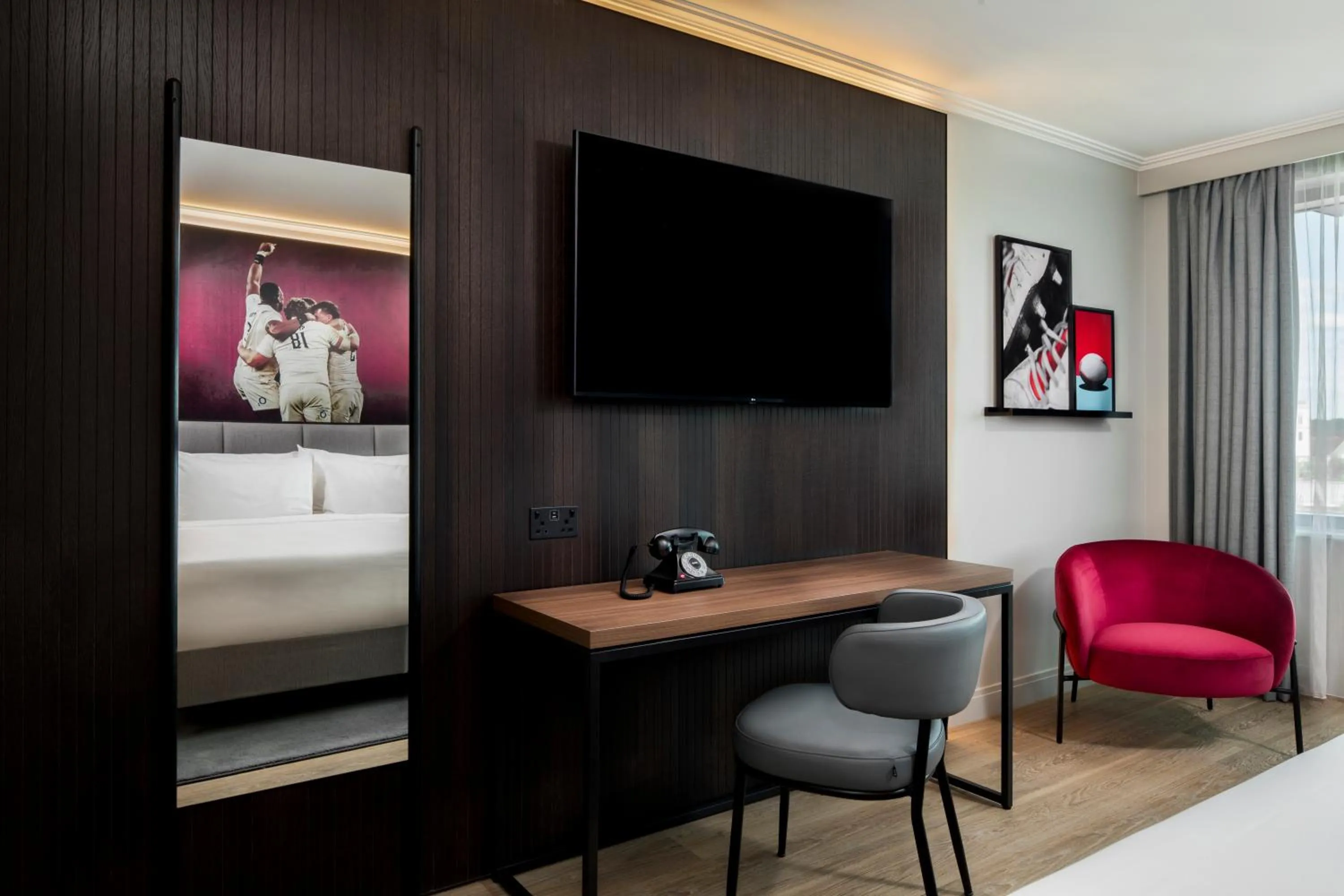 TV and multimedia, Bed in Radisson RED London Twickenham