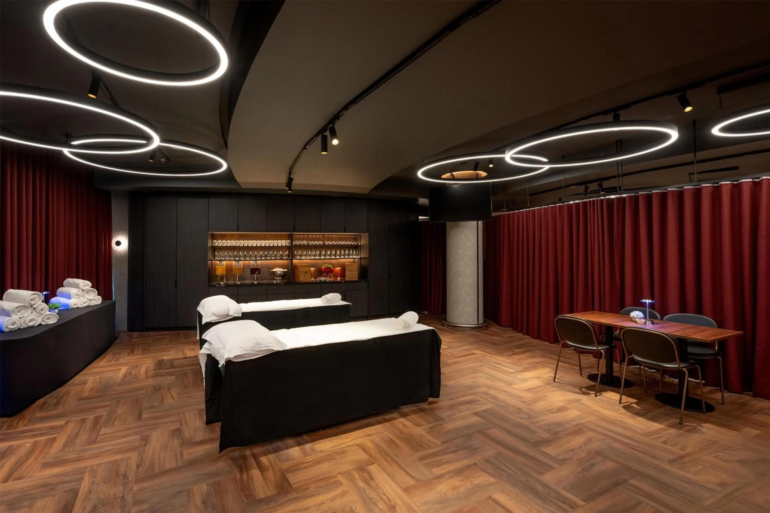 Meeting/conference room, Bed in Radisson RED London Twickenham