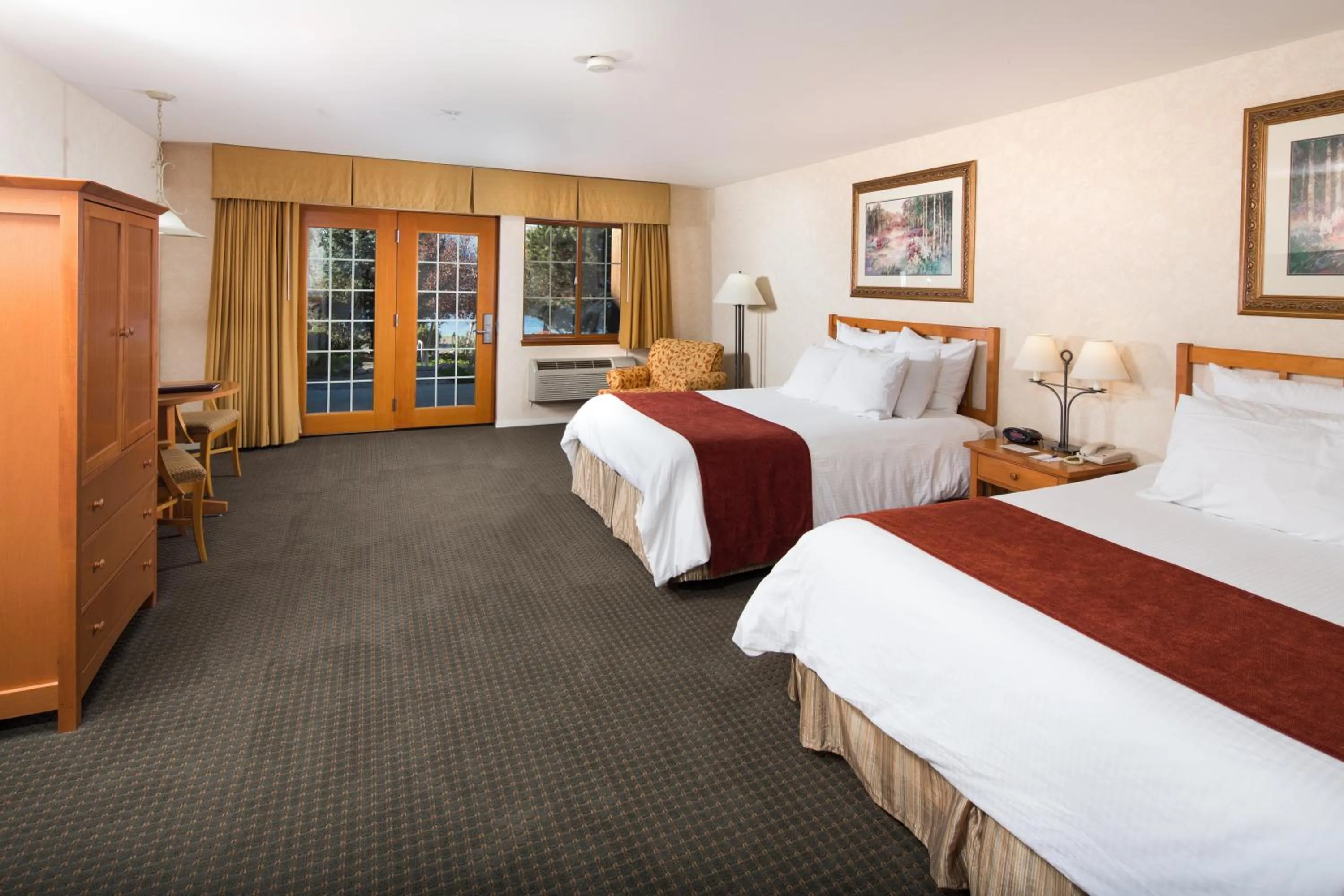 TV and multimedia, Bed in Lakeside Lodge and Suites
