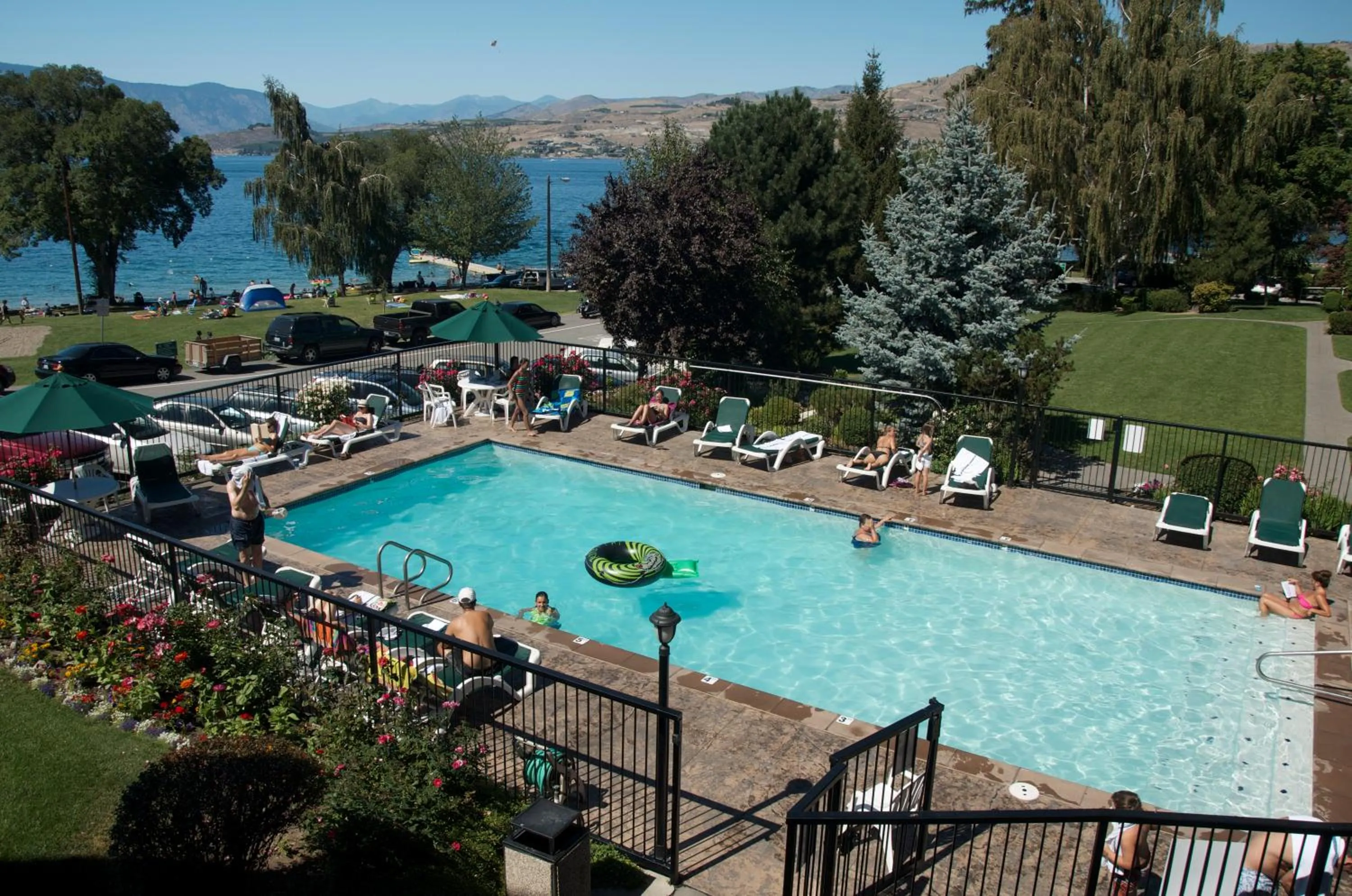Swimming pool in Lakeside Lodge and Suites