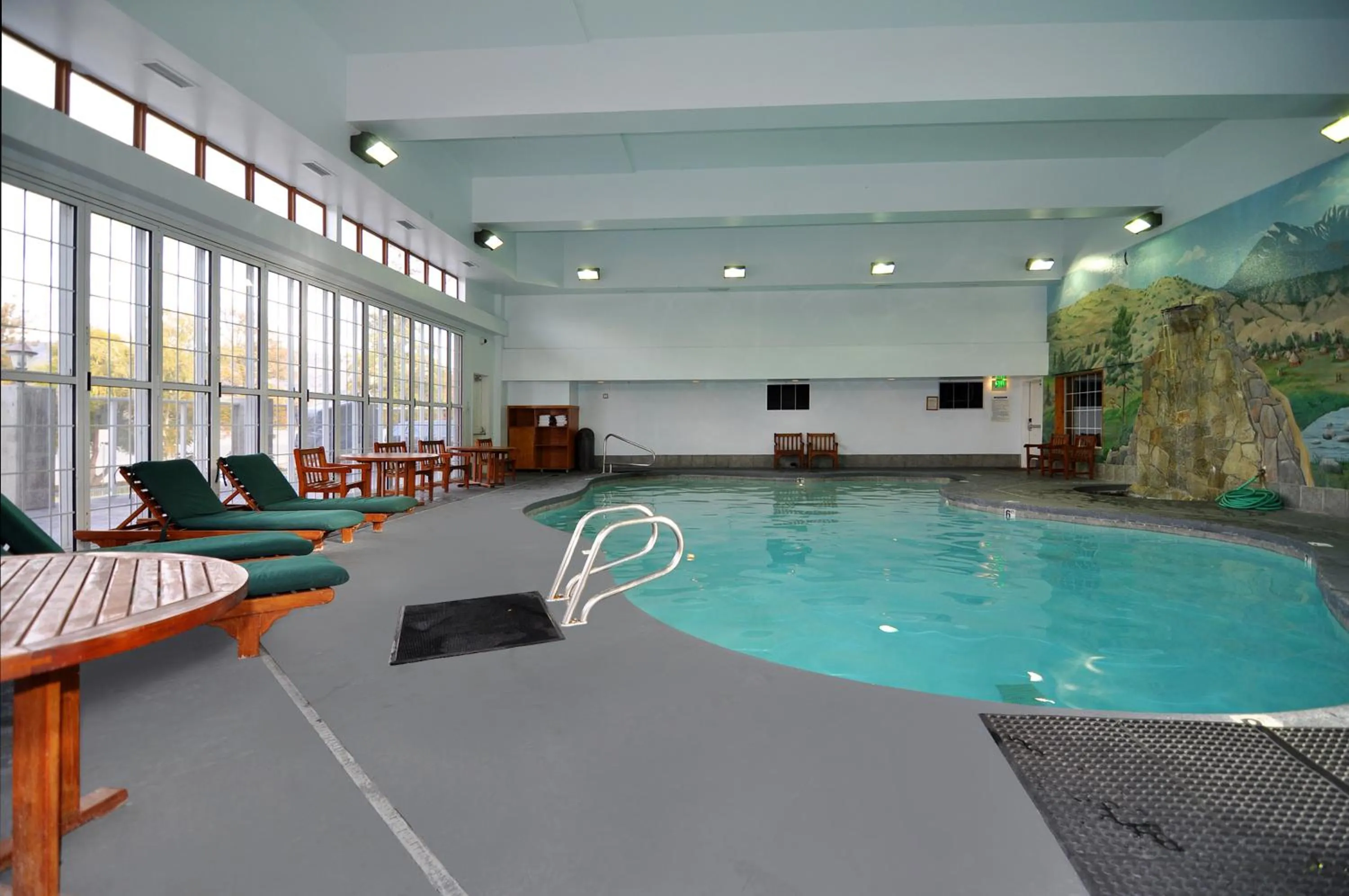 Swimming pool in Lakeside Lodge and Suites